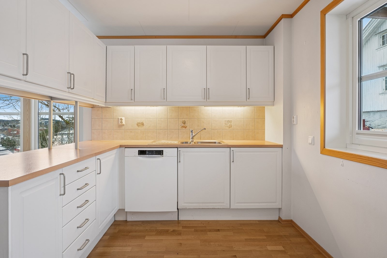 Kjøkkenet er utstyrt med integrerte hvitevarer som stekeovn og platetopp, samt frittstående oppvaskmaskin og kjøle-/fryseskap. Galleribilde