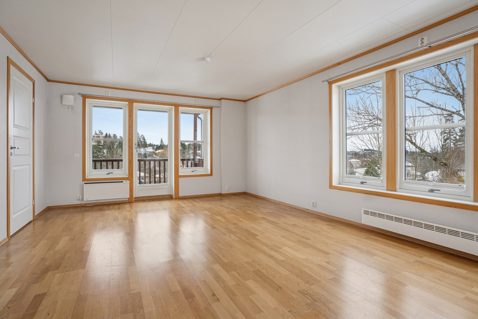 Stuen har adgang til balkong og mye lys fra flere sider. Galleribilde