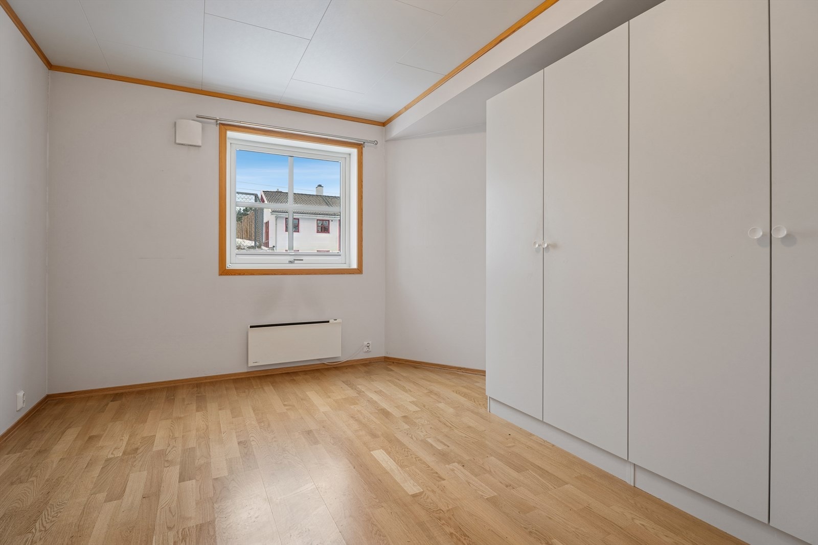 Soverom 1 er av god størrelse med plass til dobbeltseng og garderobeløsning. Galleribilde