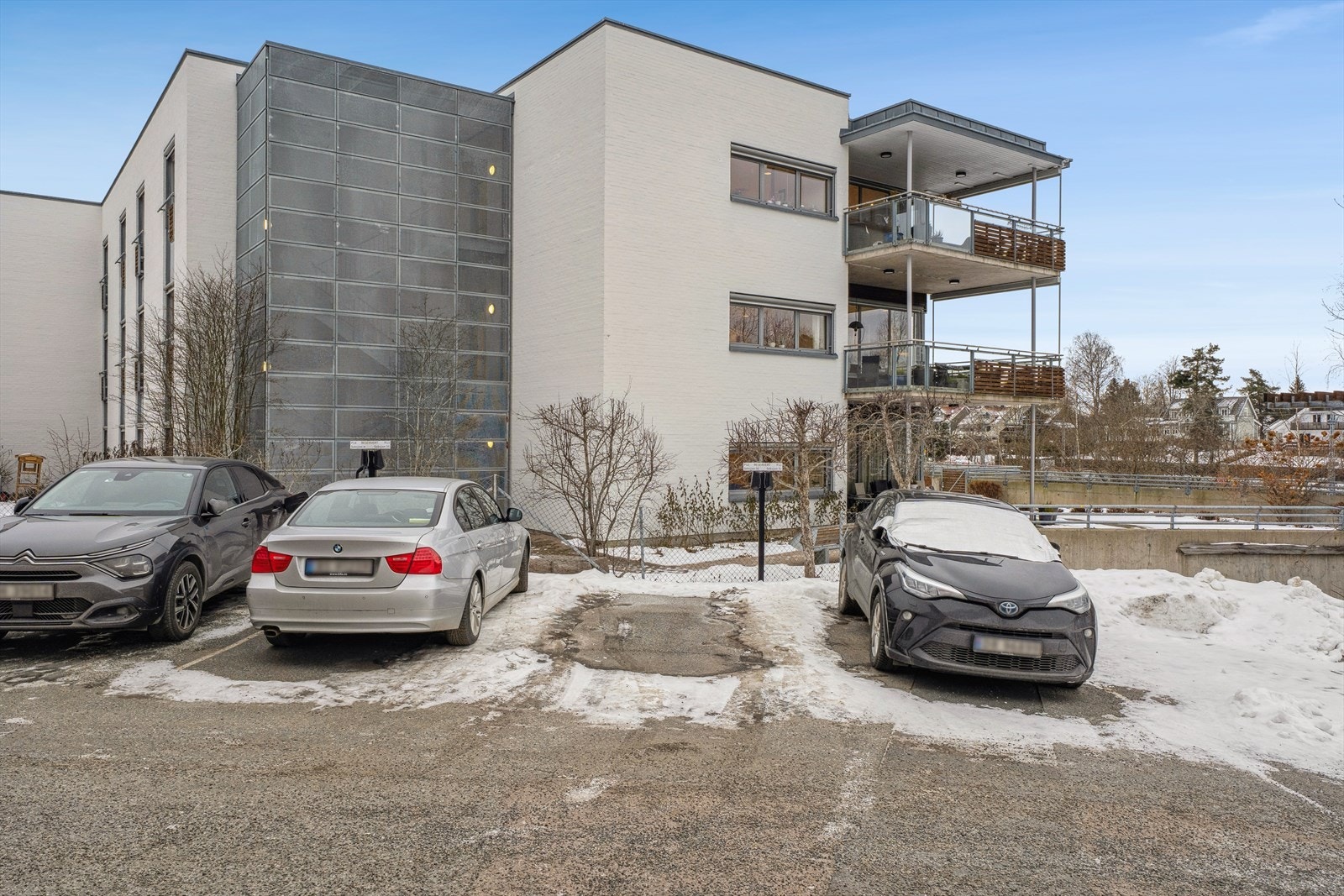 Leiligheten har bruksrett til en parkeringsplass ute, med egen el-bil lader. Gjesteparkering på felles grunn. Galleribilde