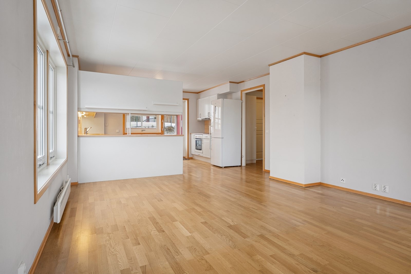 I forlengelsen av kjøkkenet finner du den romslige stuen. Galleribilde