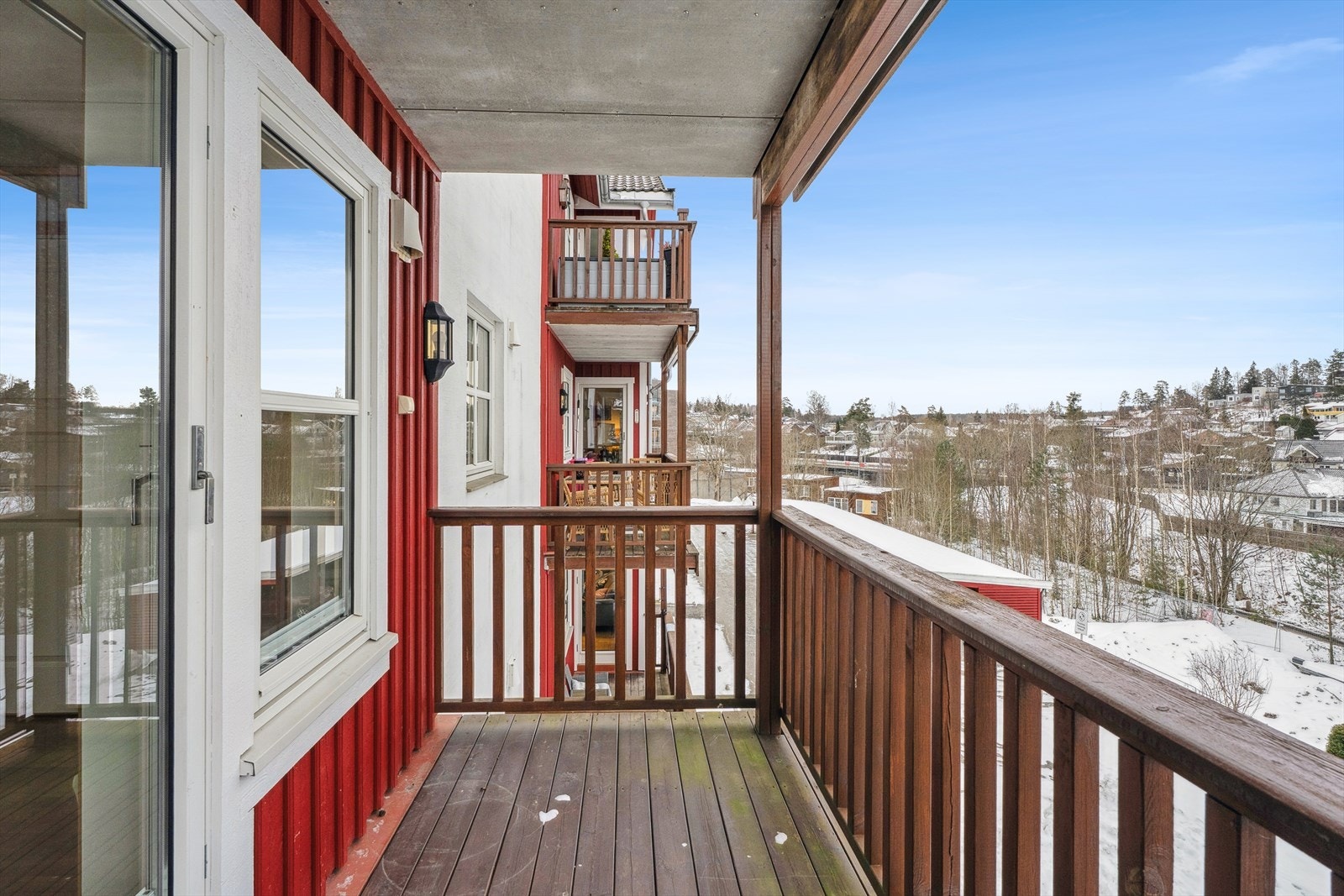 Flott balkong med plass til sittegruppe og grill. Galleribilde