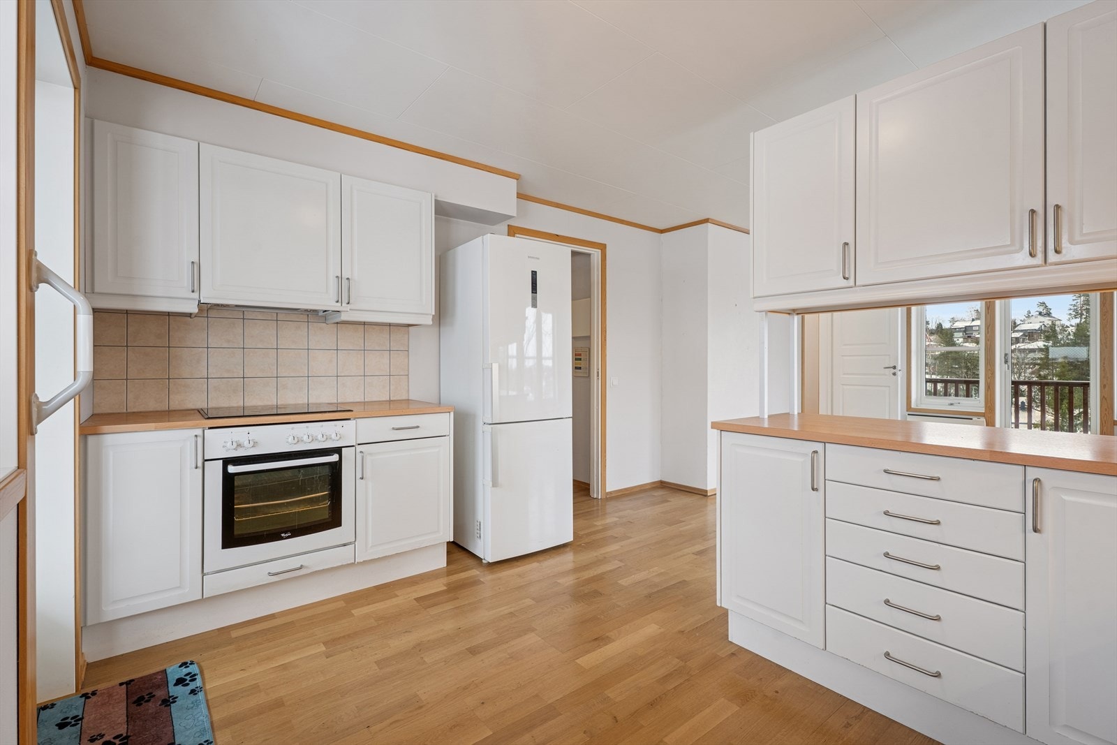 Det er montert fliser på vegg over benkeplaten på kjøkkenet. Galleribilde