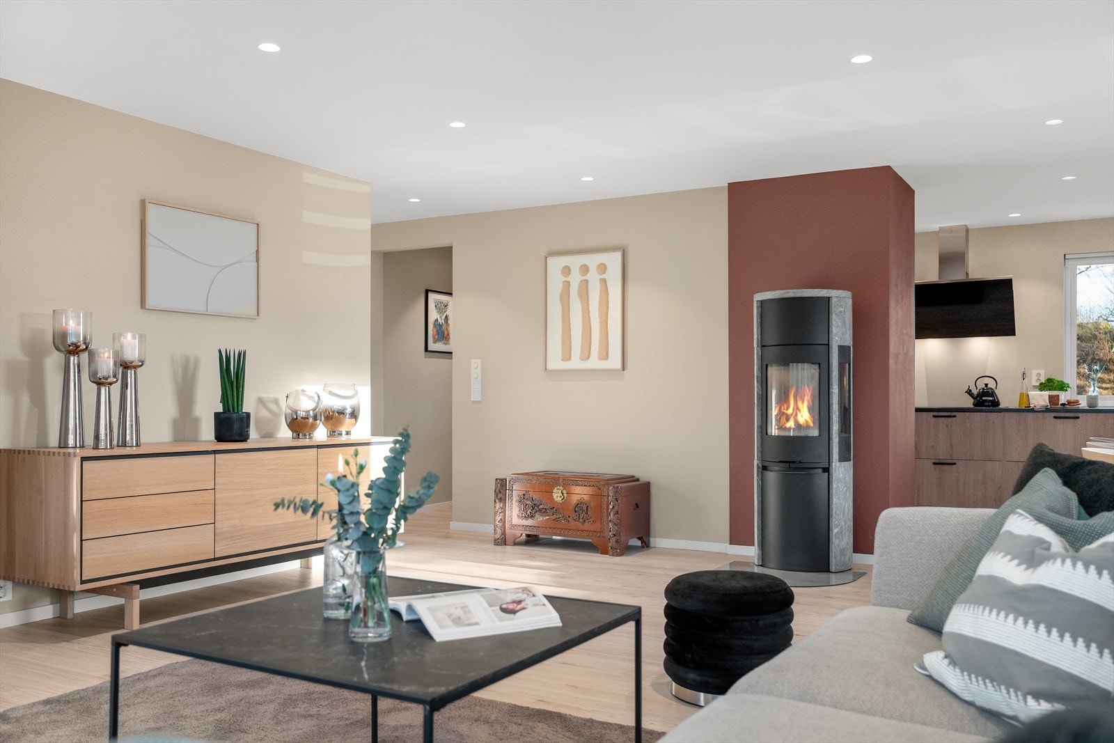 Nyere vedovn med kleberstein gir en god varme og atmosfære på kalde dager Galleribilde