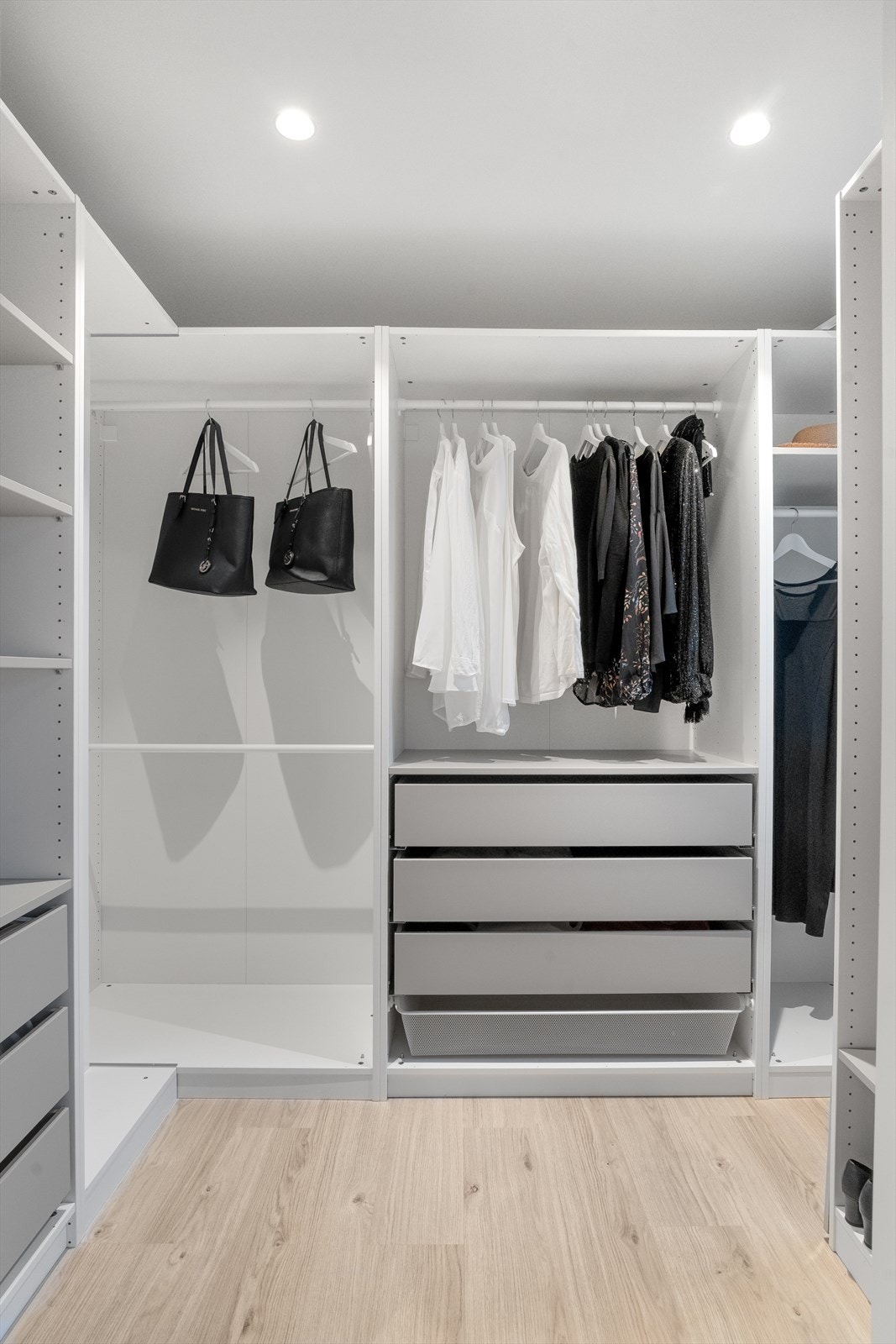 Soverommet har walk-in closet Galleribilde