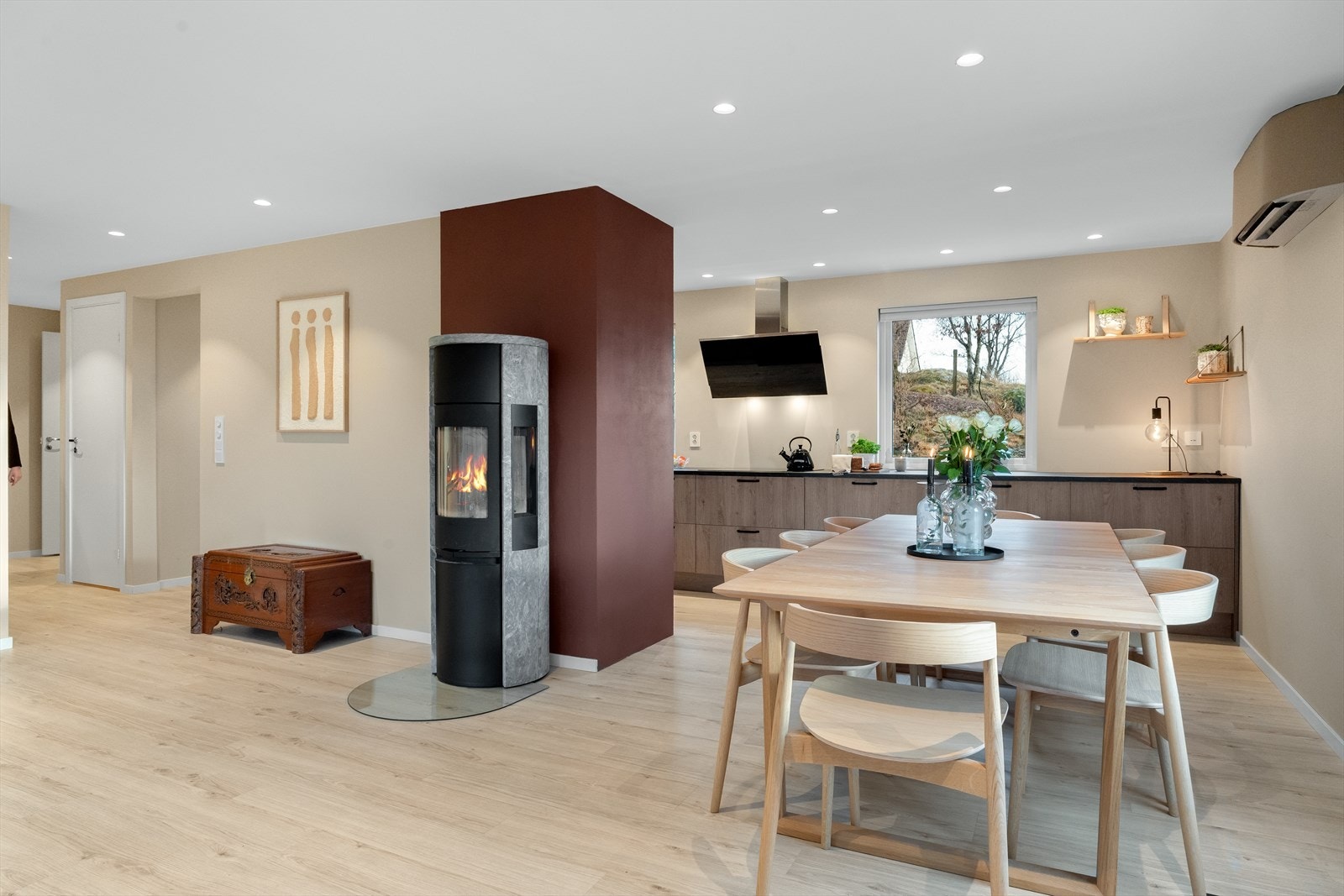 God plass til spisestue i overgang stue/kjøkken Galleribilde