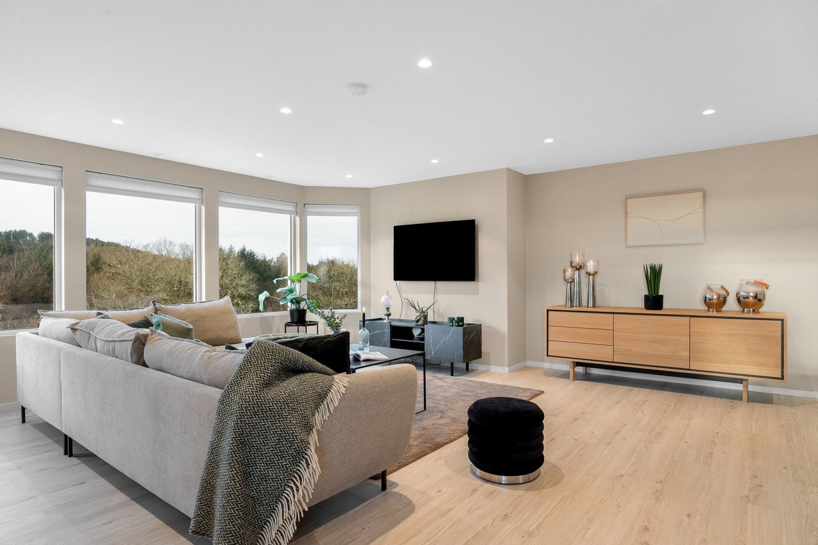 Trivelig lun stue med vinduer som gir gode lysforhold Galleribilde