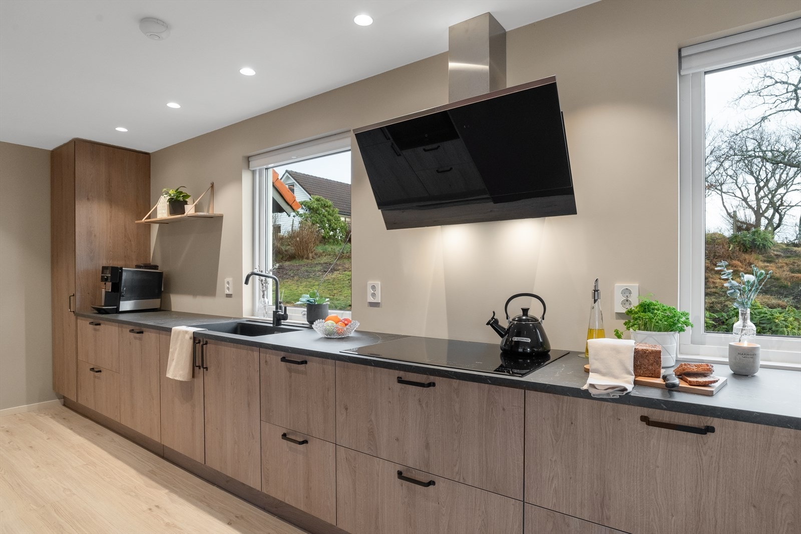 Trivelig arbeidsplass på kjøkken ved vinduer - rikelig med benkeplass Galleribilde