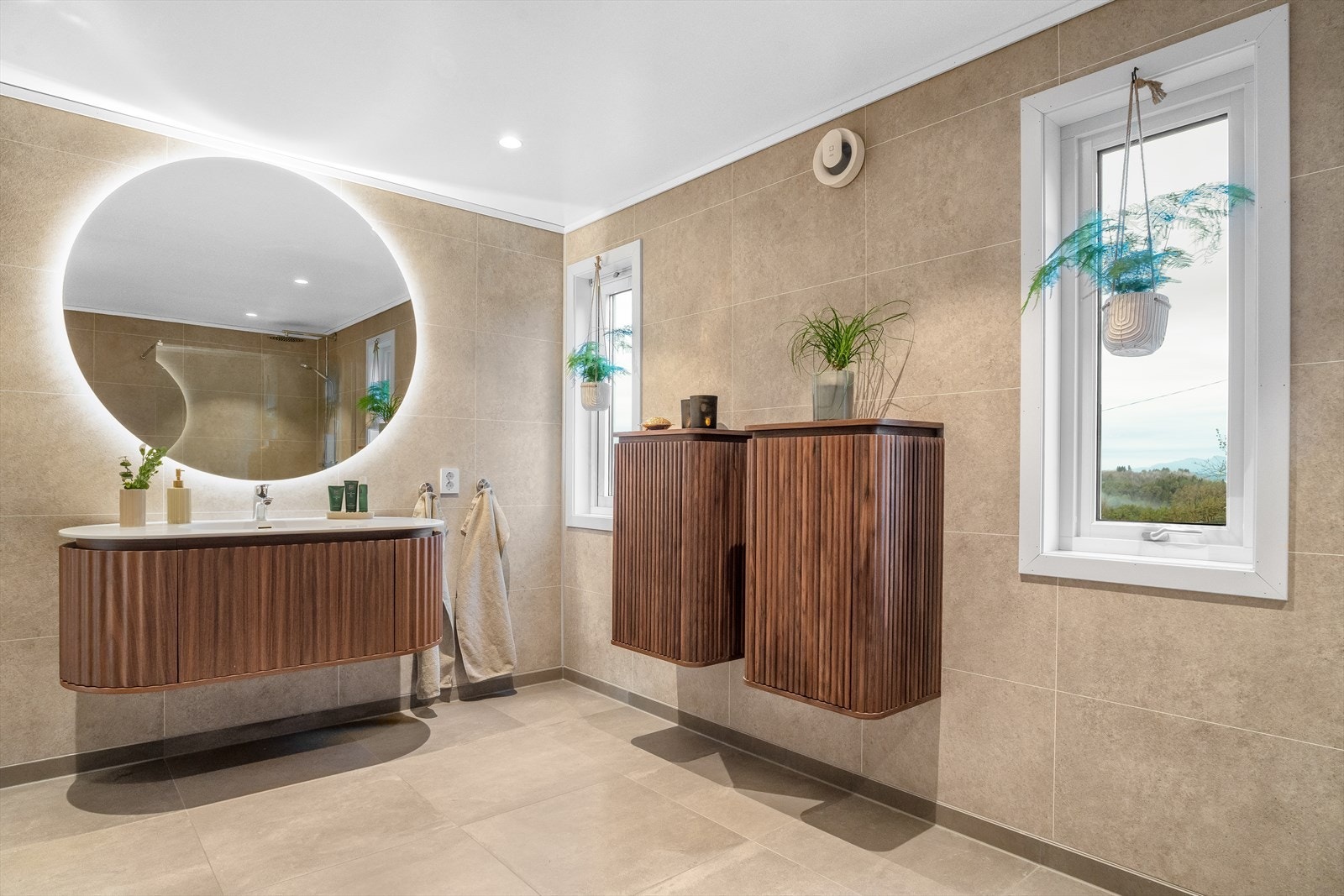 Meget pent og delikat baderom med baderomsseksjon/skap, dusj, toalett og opplegg for vaskemaskin/tørketrommel Galleribilde