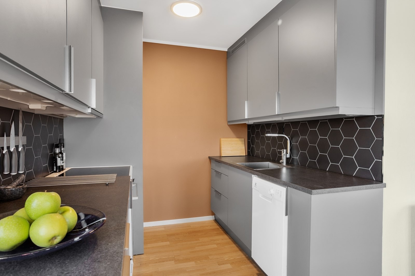 Nyere pent og funksjonelt kjøkken Galleribilde