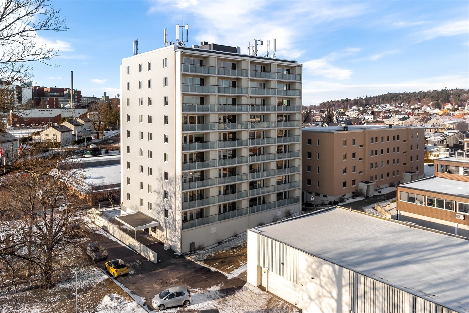 Leiligheten ligger på hjørnet i byggets 5. etg. (6. etg. - da inngangspartiet ligger byggets i nulte etasje) Galleribilde