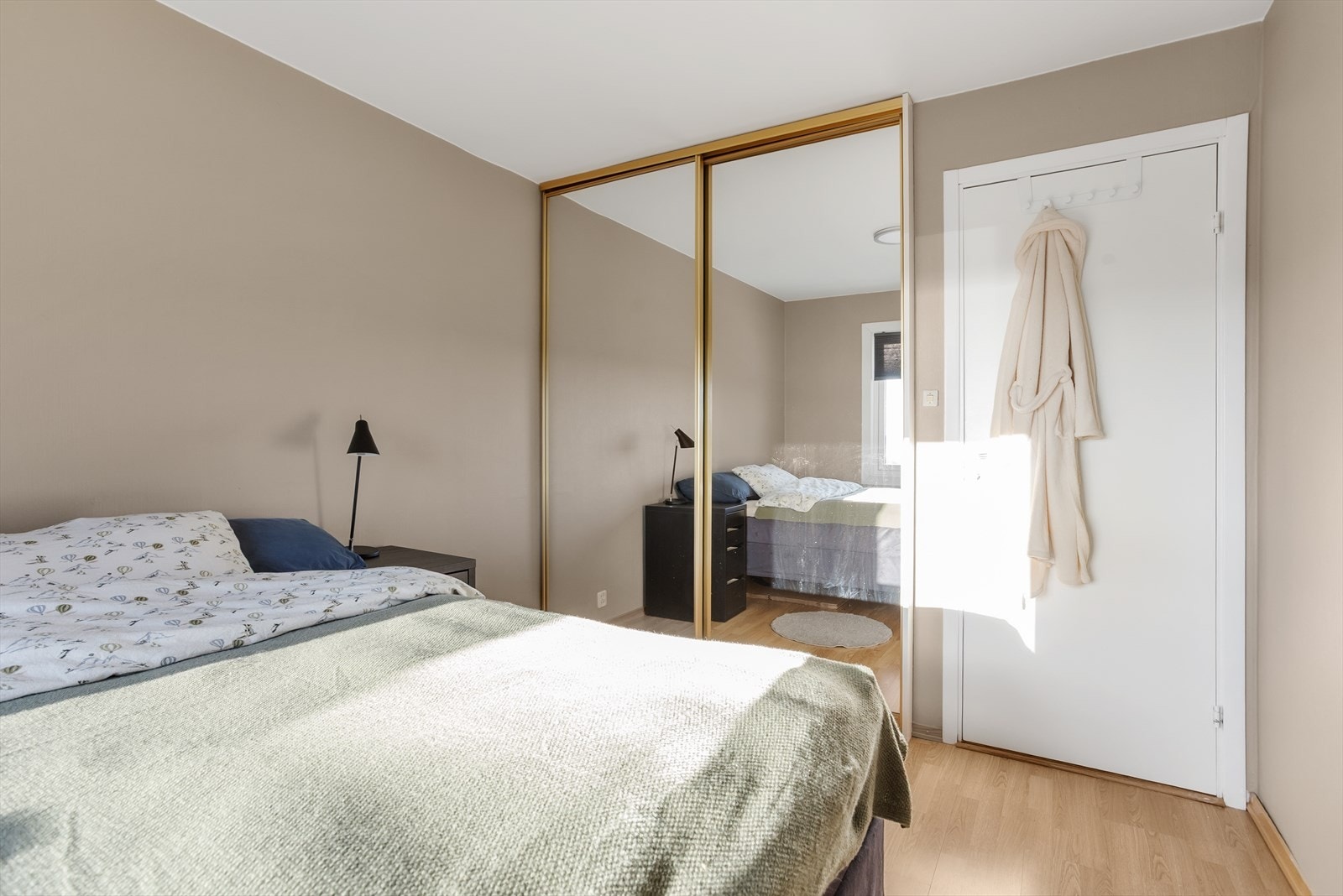 Romslig skyvedørsgarderobe på soverommet Galleribilde