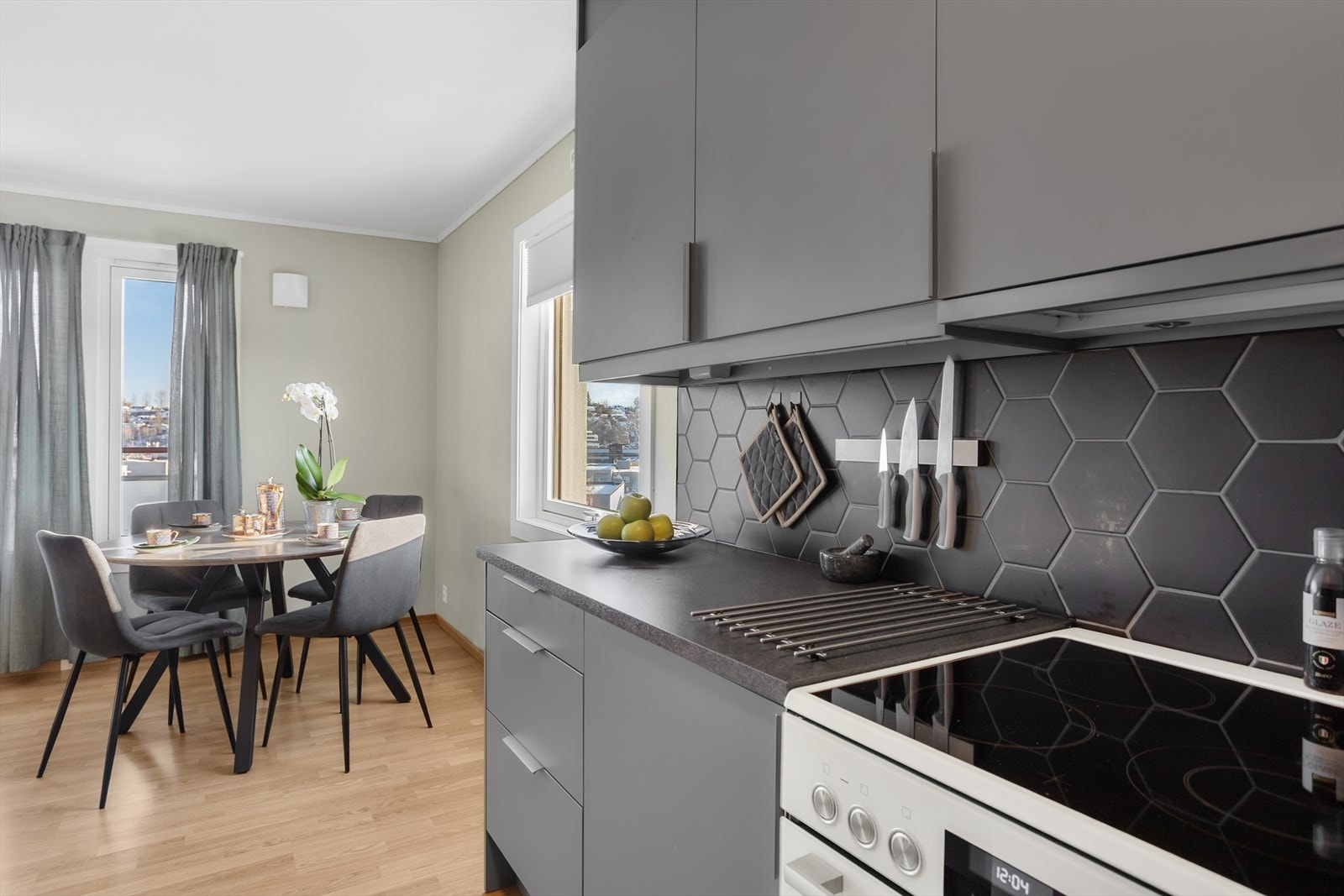 Funksjonelt og fint kjøkken med hvitevarer som følger med i handelen, herunder: komfyr, 40 cm. bred oppvaskmaskin og kjøl/frys. Galleribilde