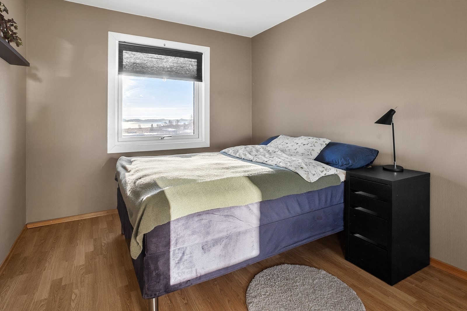 Romslig soverom med god garderobepalass Galleribilde