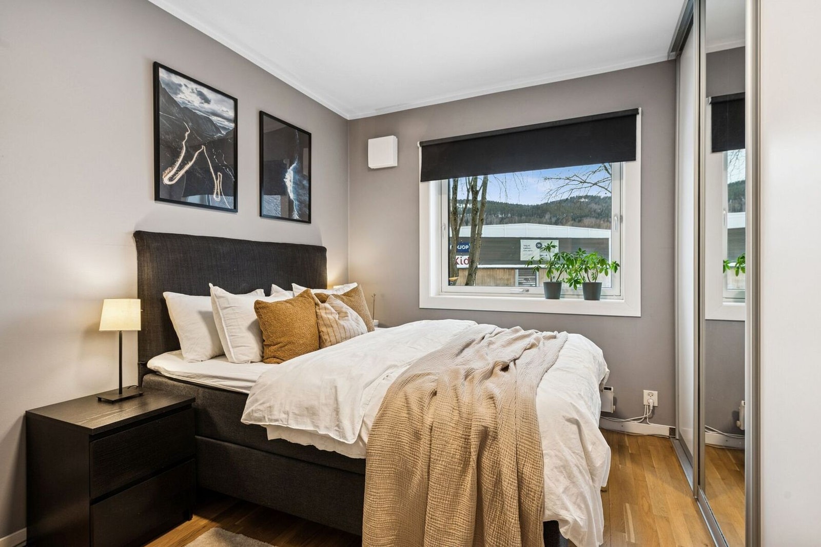 Hovedsoverommet er av god størrelse med en praktisk skyvedørsgarderobe. Galleribilde