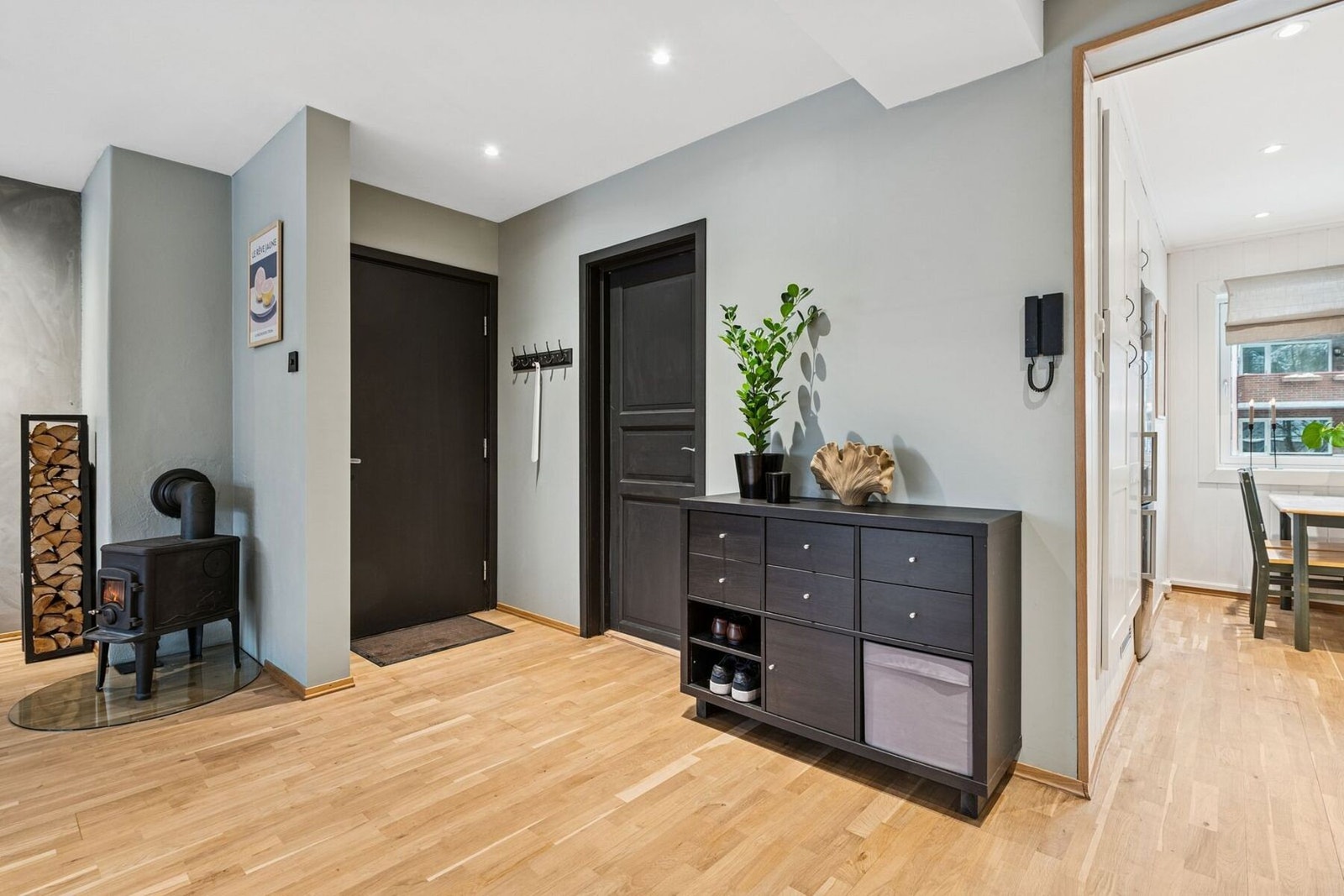 Innenfor døren møter du en hyggelig entré med plass til å henge fra seg ytterklær. Galleribilde