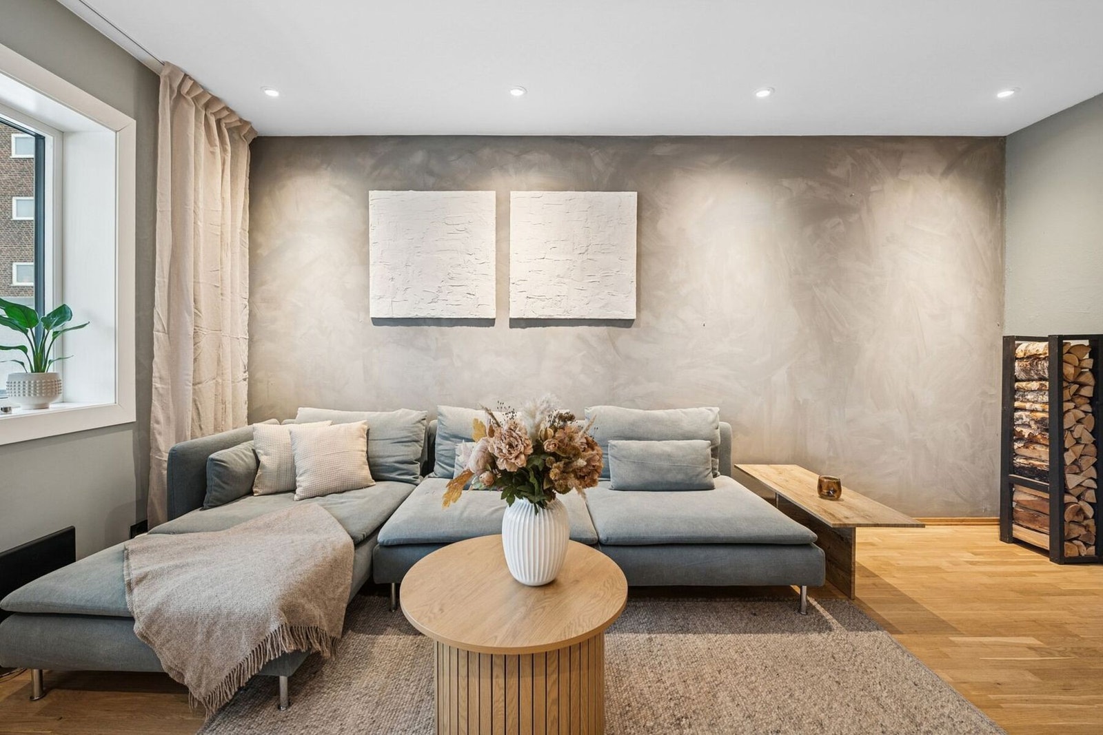 Det er god plass til sittegruppe i stuen. Galleribilde