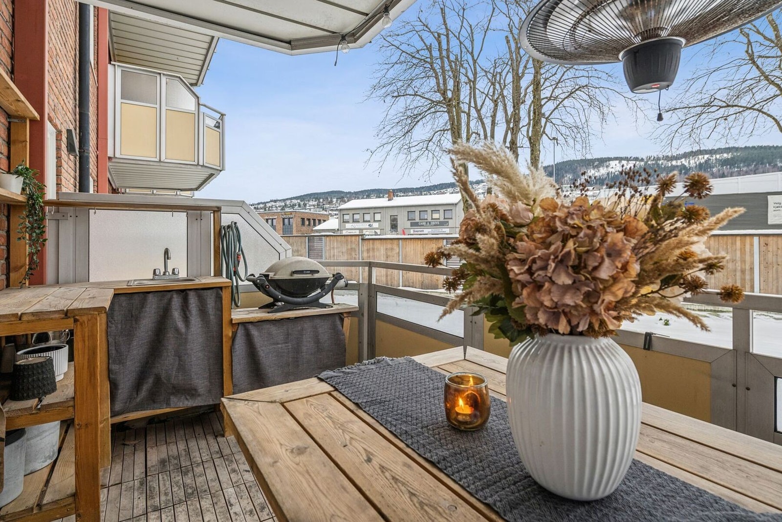 Balkongen måler 8 m² og fungerer som en naturlig forlengelse av stuen. Galleribilde