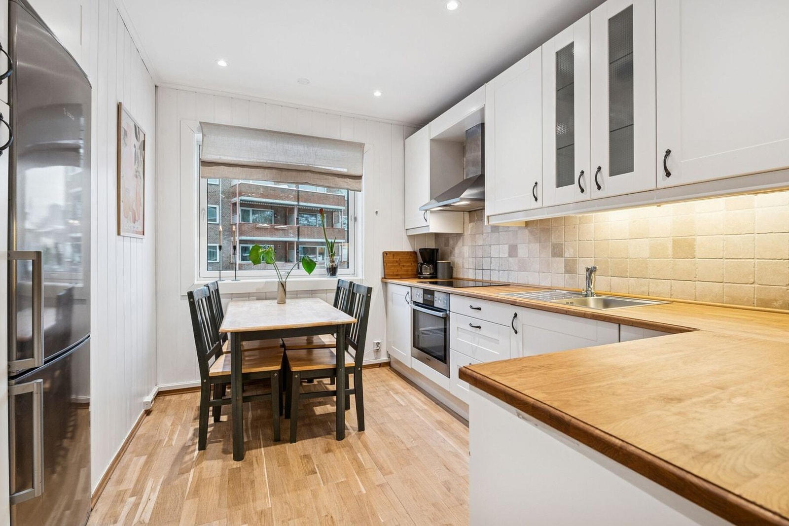 Kjøkkenet oppleves romslig, med god benkeplass og gode arbeidssoner. Galleribilde