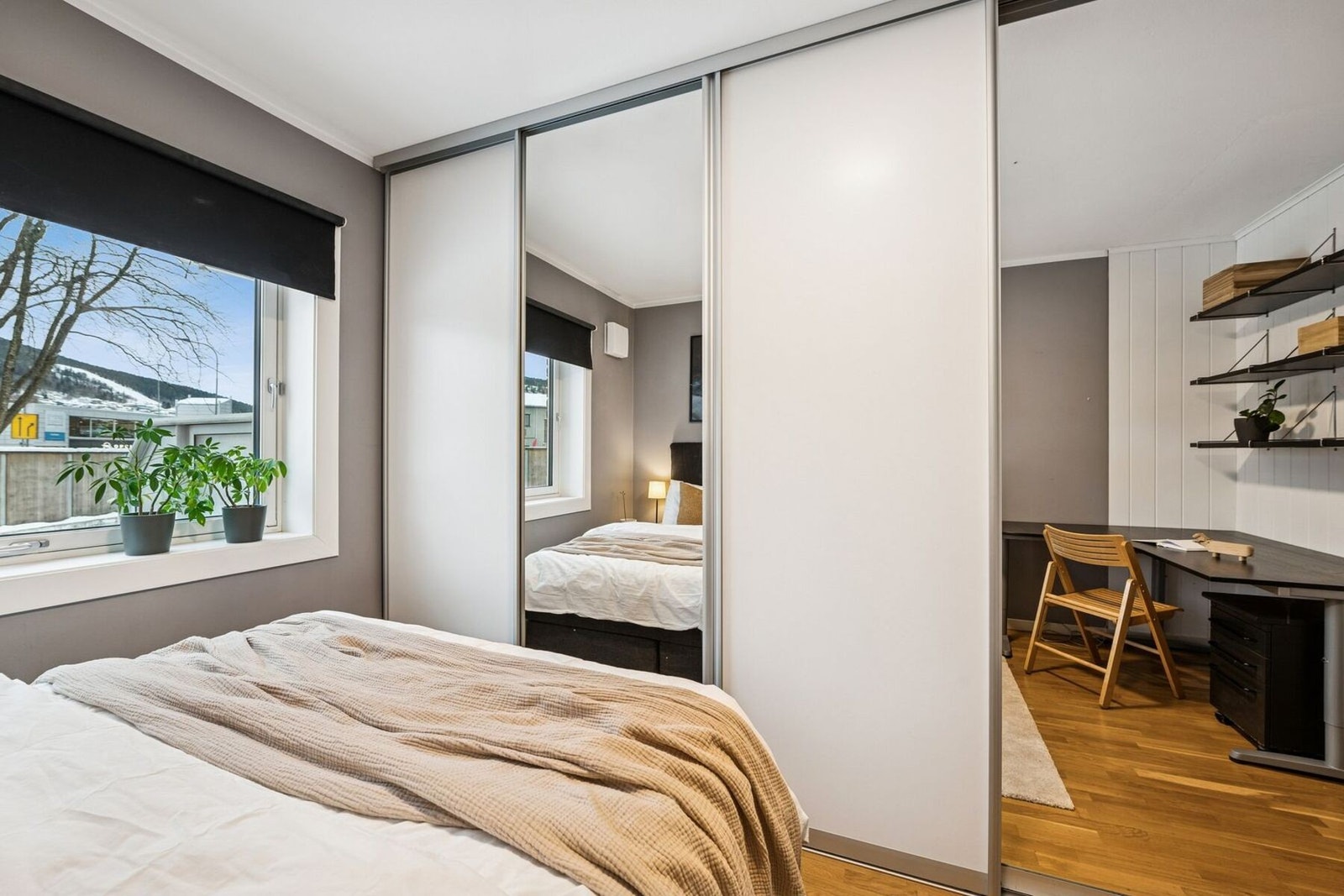 Stort soverom med plass til kontorpult. Galleribilde