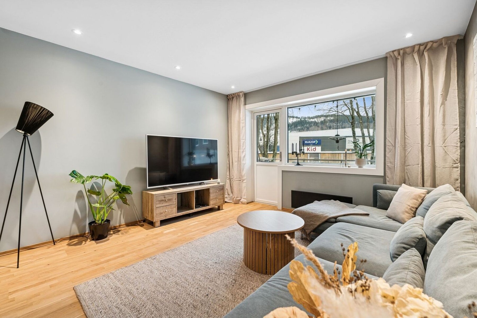 De store vindusflatene sørger for rikelig med naturlig lysinnslipp i leiligheten. Galleribilde