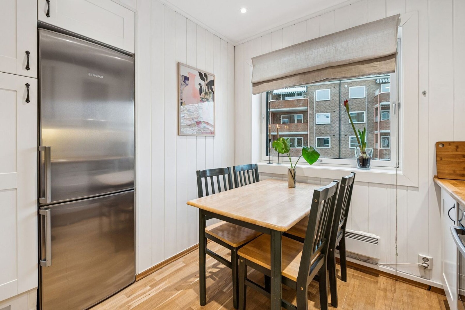 Naturlig plass for spisebord i forbindelse med kjøkkenet. Galleribilde