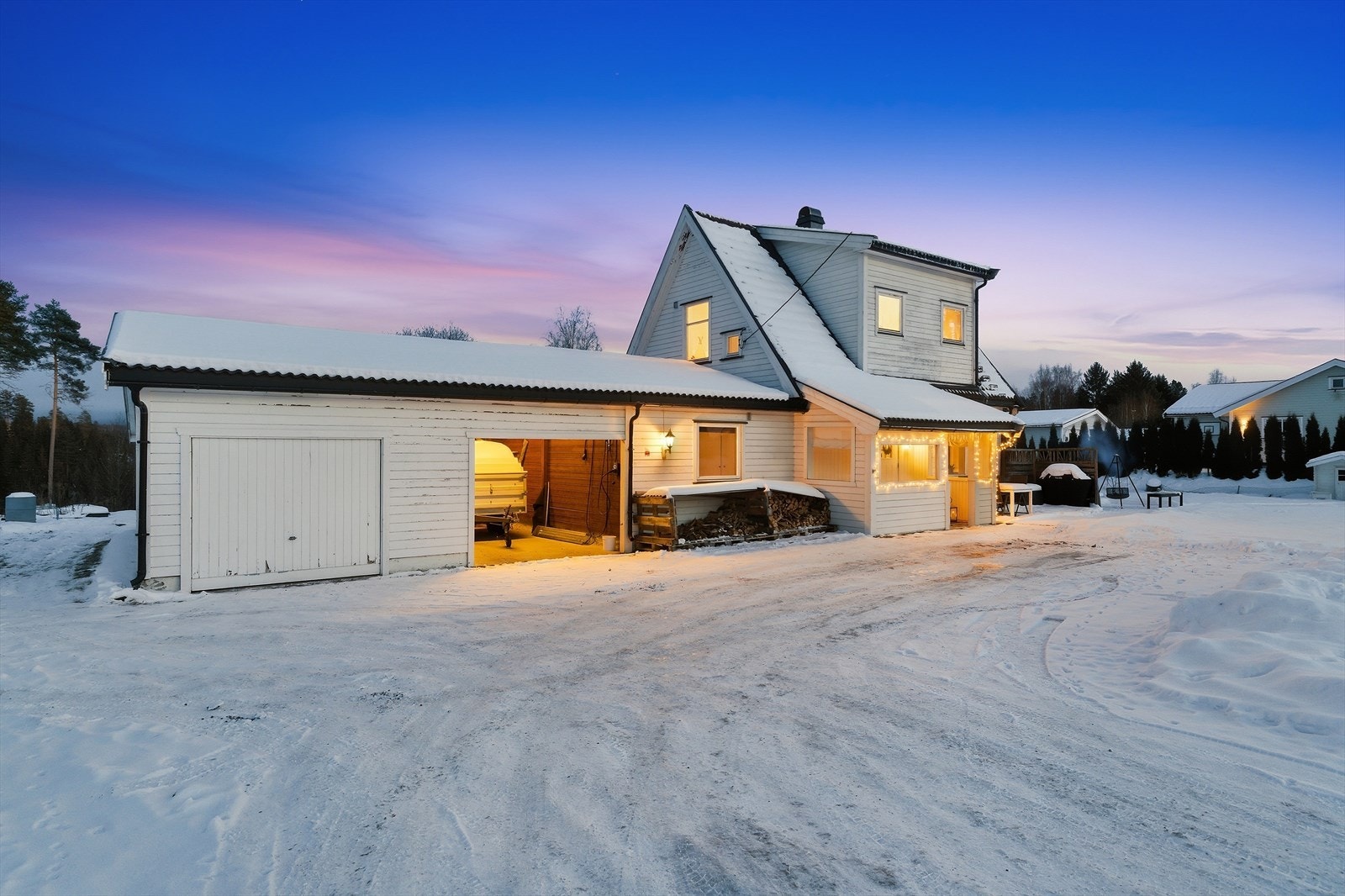 Tilknyttet boligen er det garasje, bod og carport med god plass til parkering og oppbevaring. Galleribilde