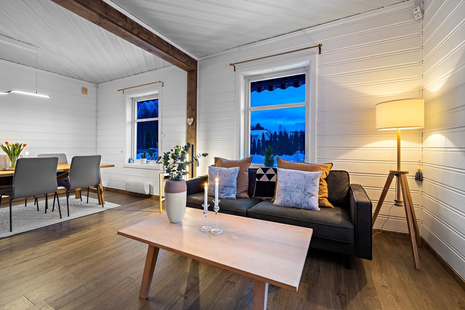 Stuen har gjennomgående fine laminatgulv og vegger kledd med malt trepanel. Galleribilde