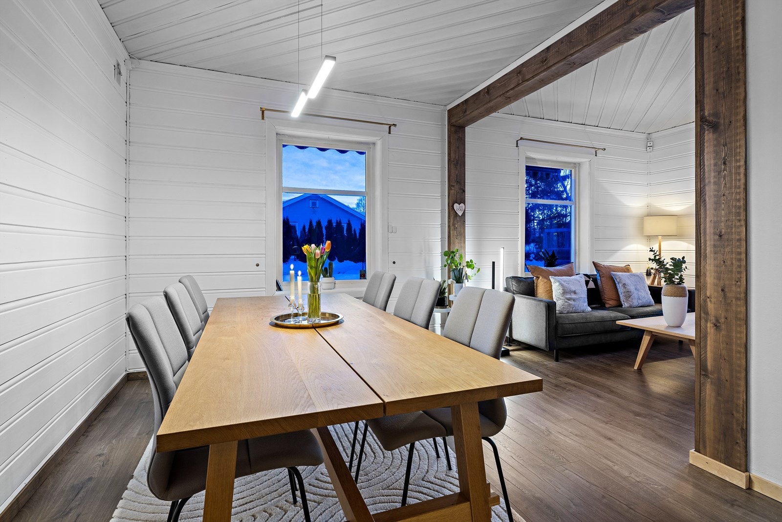 Spisestuen har god plass til langbord og samler familie og venner. Galleribilde