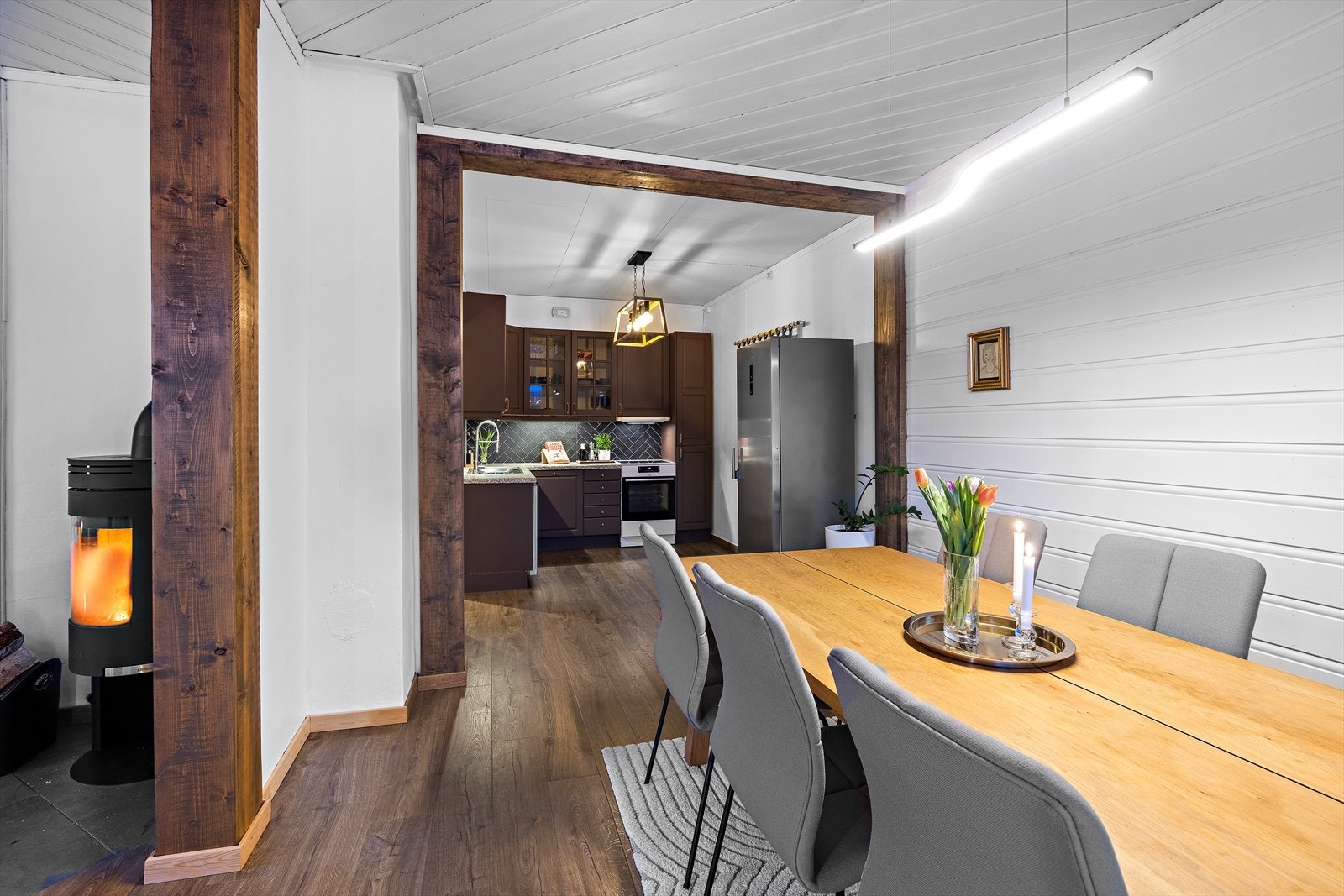 Den åpne planløsningen gir en fin flyt mellom kjøkken, spisestue og stue. Galleribilde