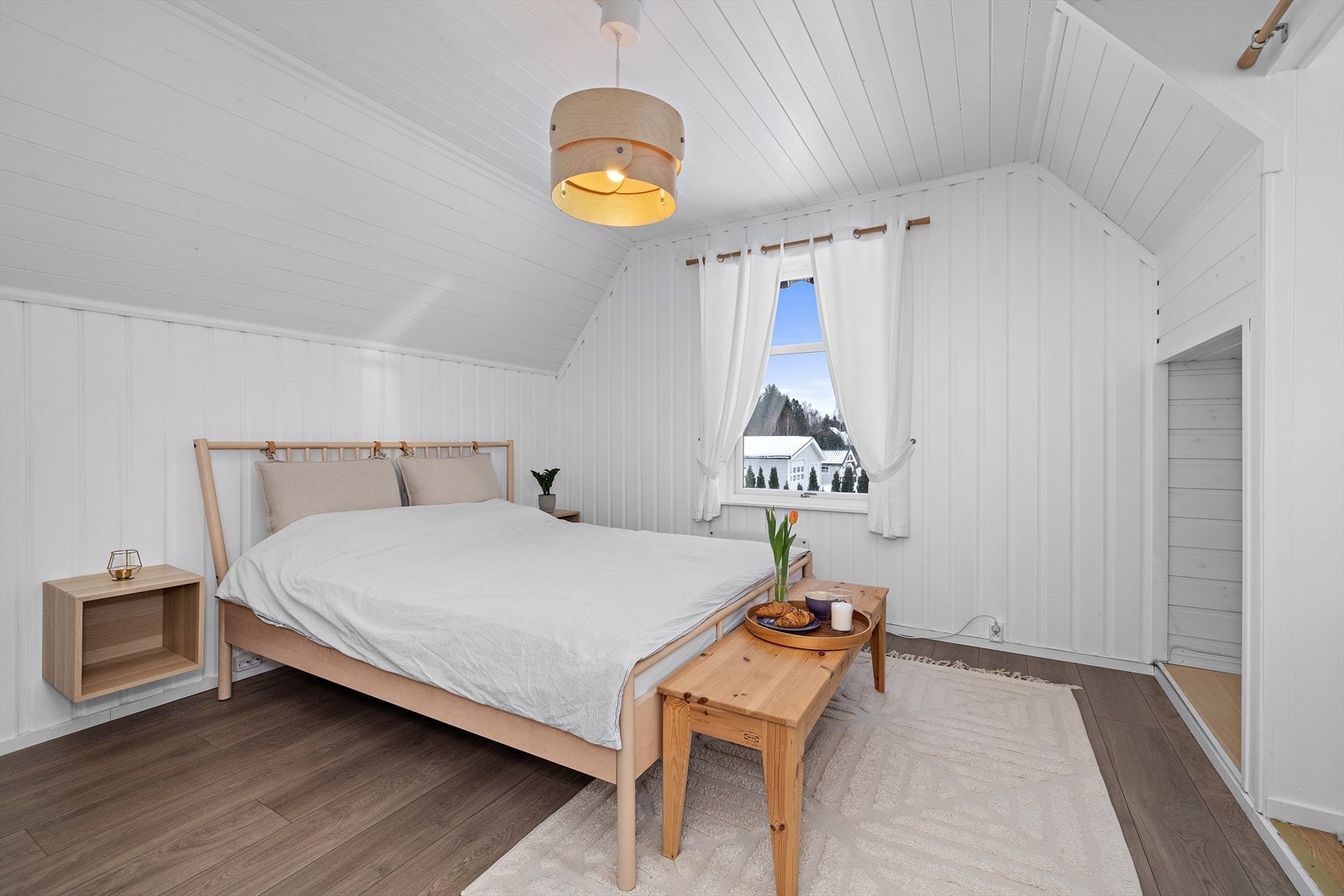 Et lyst og trivelig rom med plass til dobbeltseng og møblering. Galleribilde