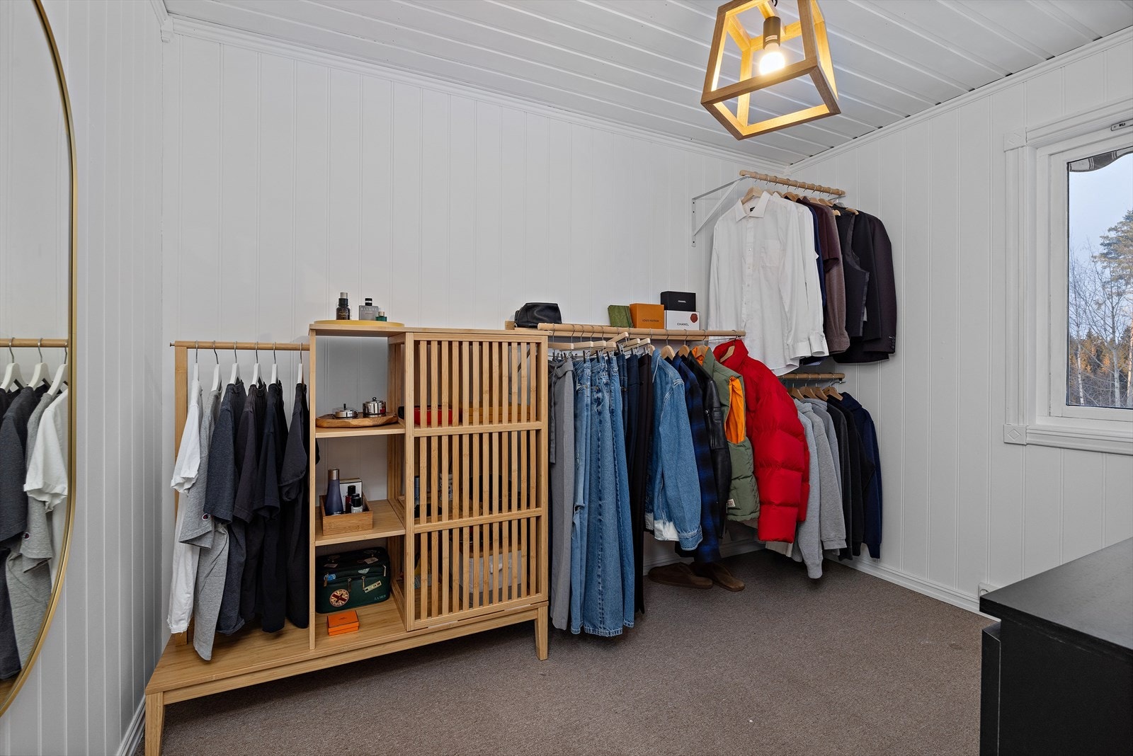 Det andre soverommet i 1. etasje er benyttet som garderoberom, men har god plass til både seng og en kontorpult. Galleribilde