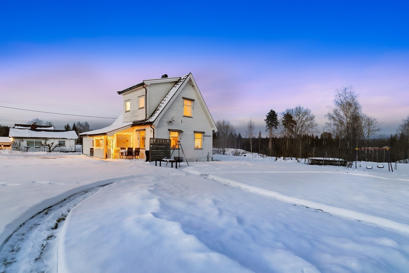 Eiendommen strekker seg over en stor, opparbeidet tomt på 2760,7 m². Galleribilde
