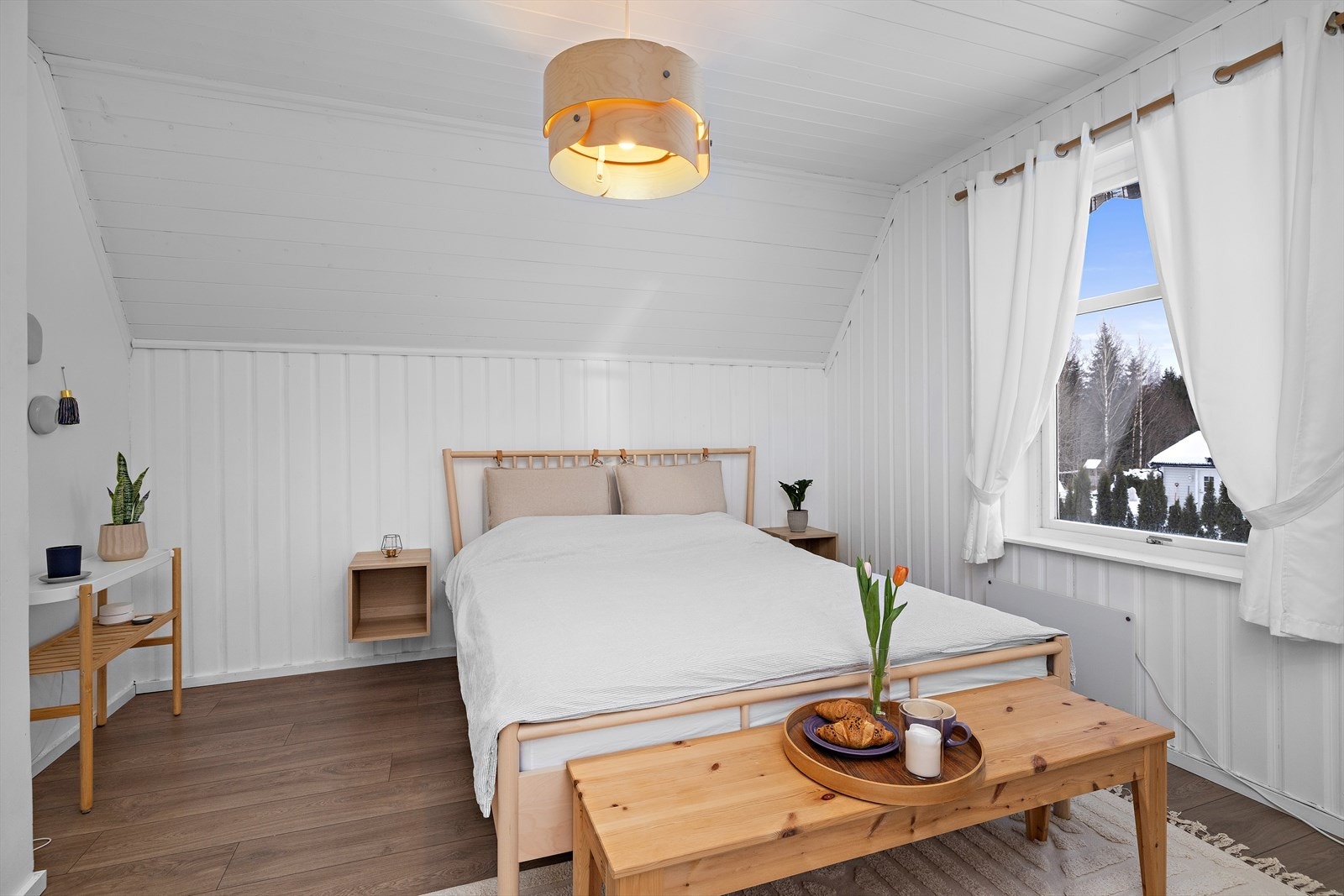 Hovedsoverommet i andre etasje er romslig, med malt trepanel på vegger og i himling. Galleribilde