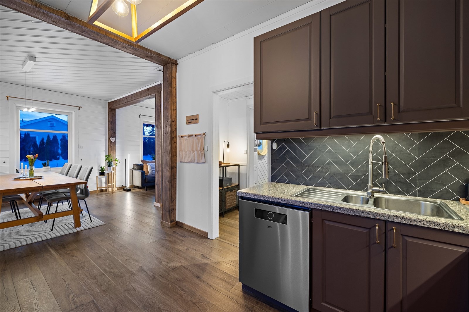 Kjøkkenet har en praktisk innredning med profilerte fronter som ble malt i 2023. Galleribilde