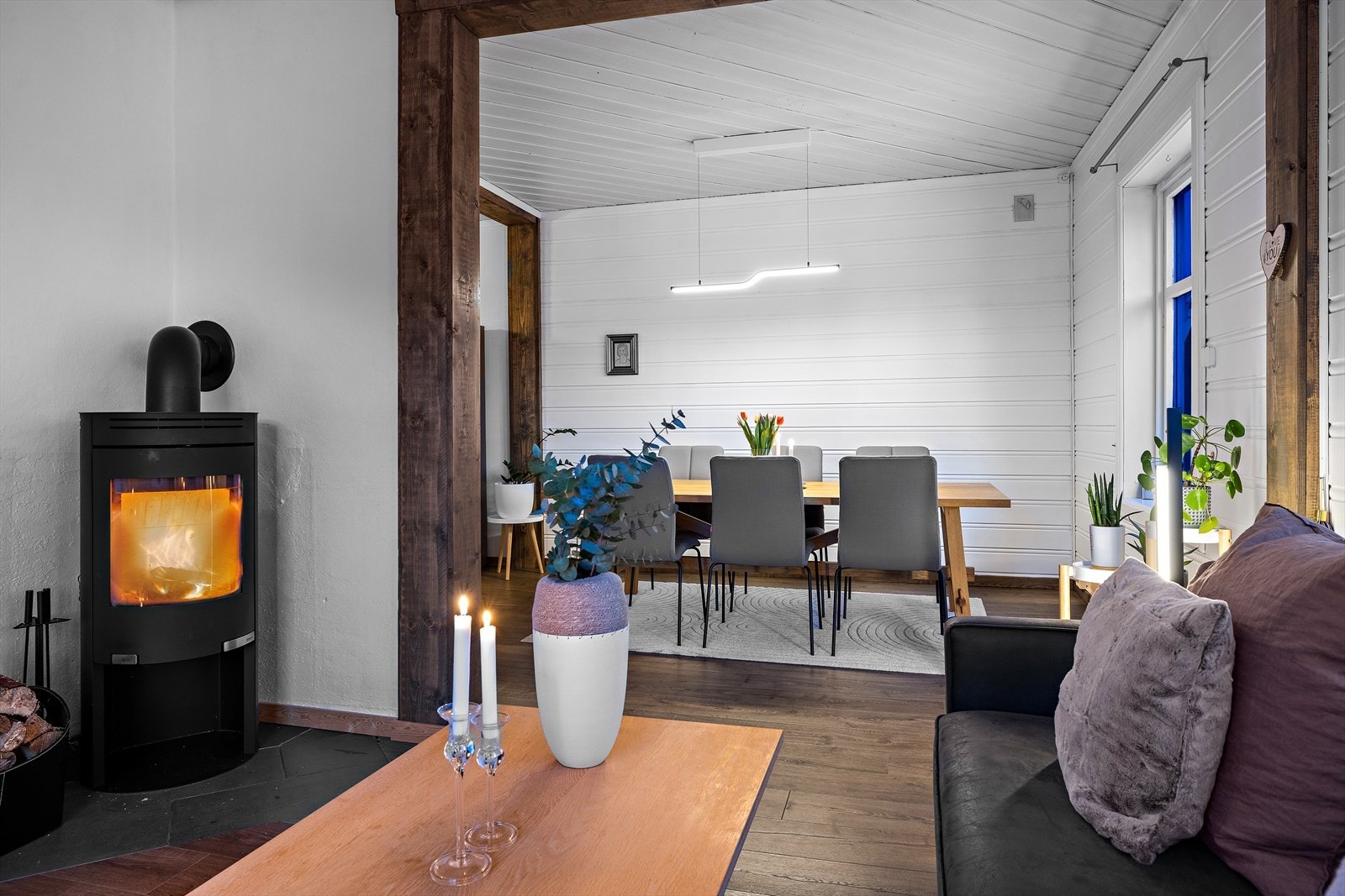 I stuen er det en vedfyrt peisovn fra 2017 som gir en effektiv varmekilde. Galleribilde