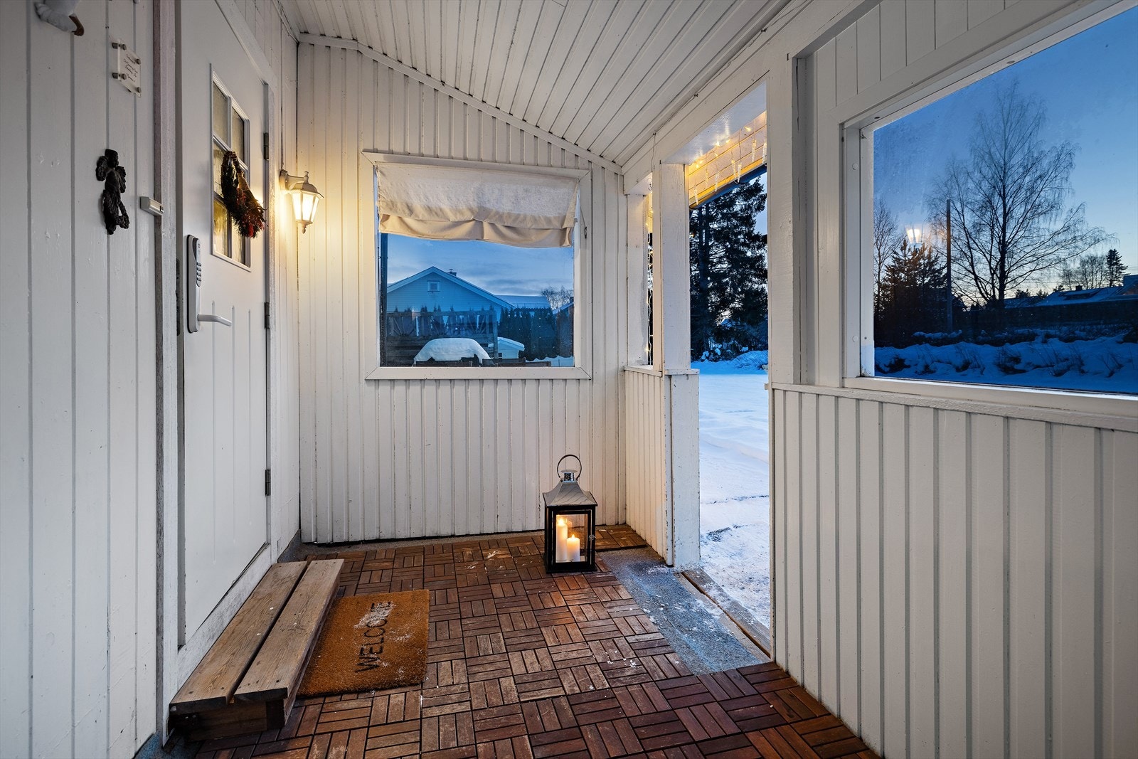 Et overbygget inngangsparti på 8 m² gir et lunt inngangsparti. Galleribilde