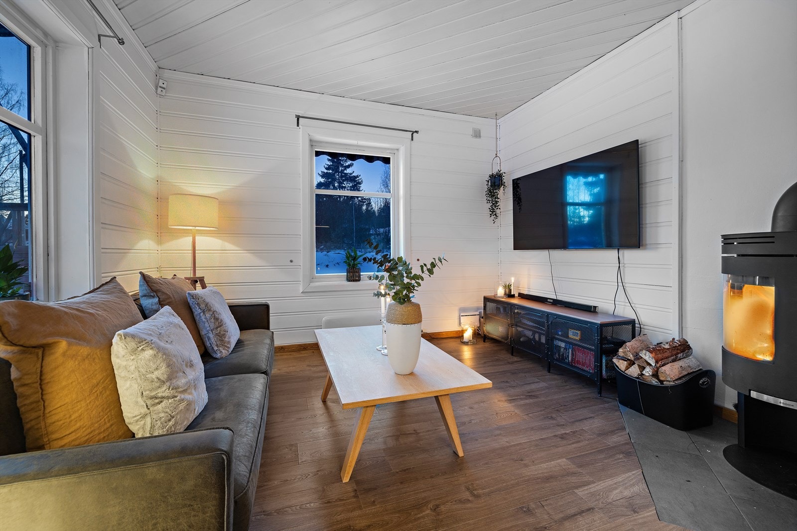 En egen krok i stuen gir rom for en adskilt TV-avdeling. Galleribilde