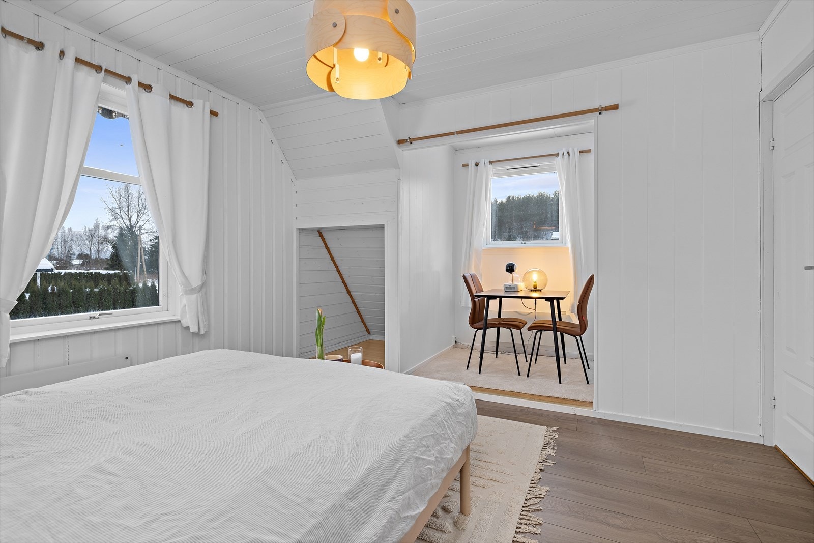 En alkove i rommet gir mulighet for en liten sittegruppe eller kontorplass. Galleribilde