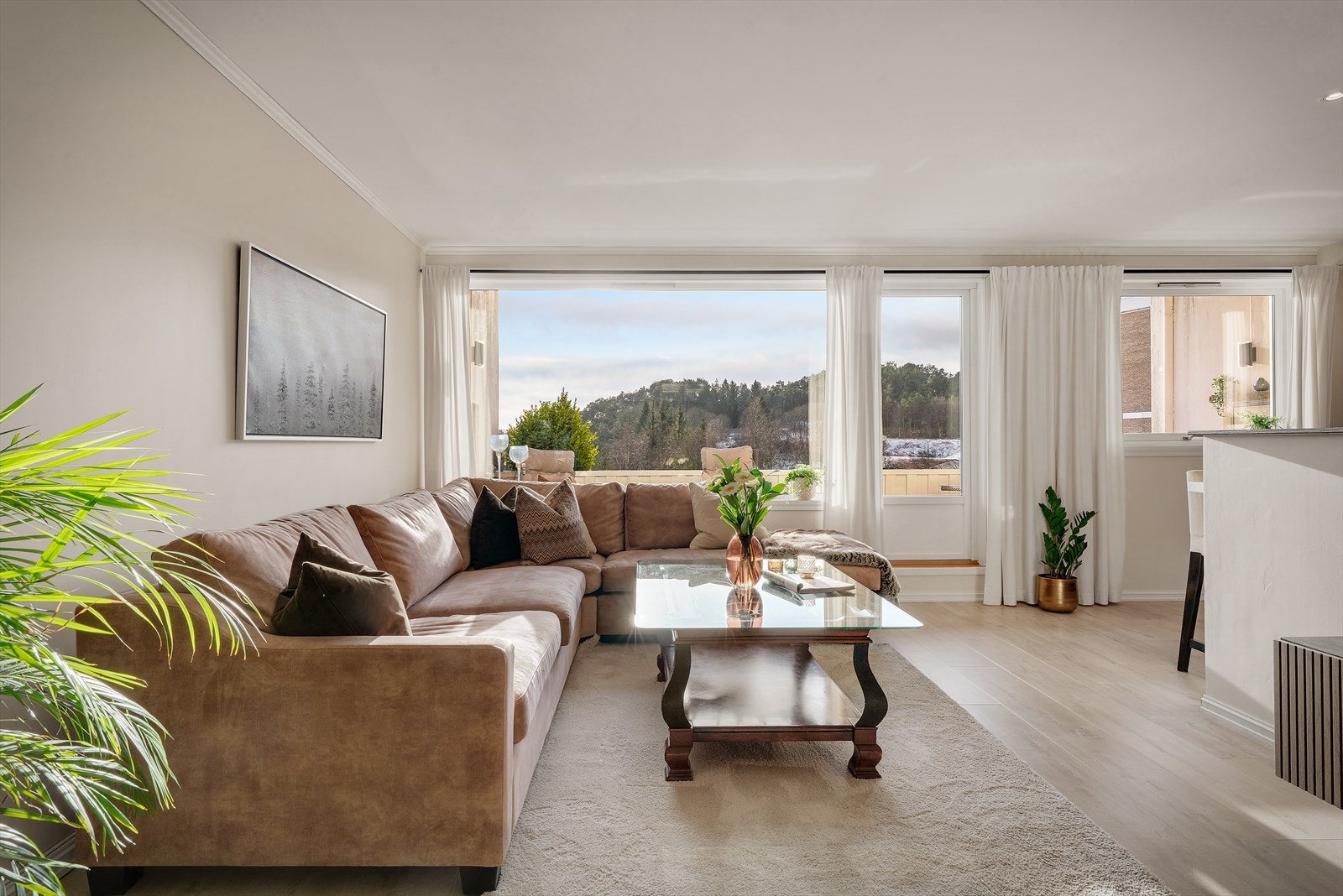 - De store vindusflatene sørger for rikelig med verdifullt lysinnslipp og en luftigere romfølelse - Galleribilde