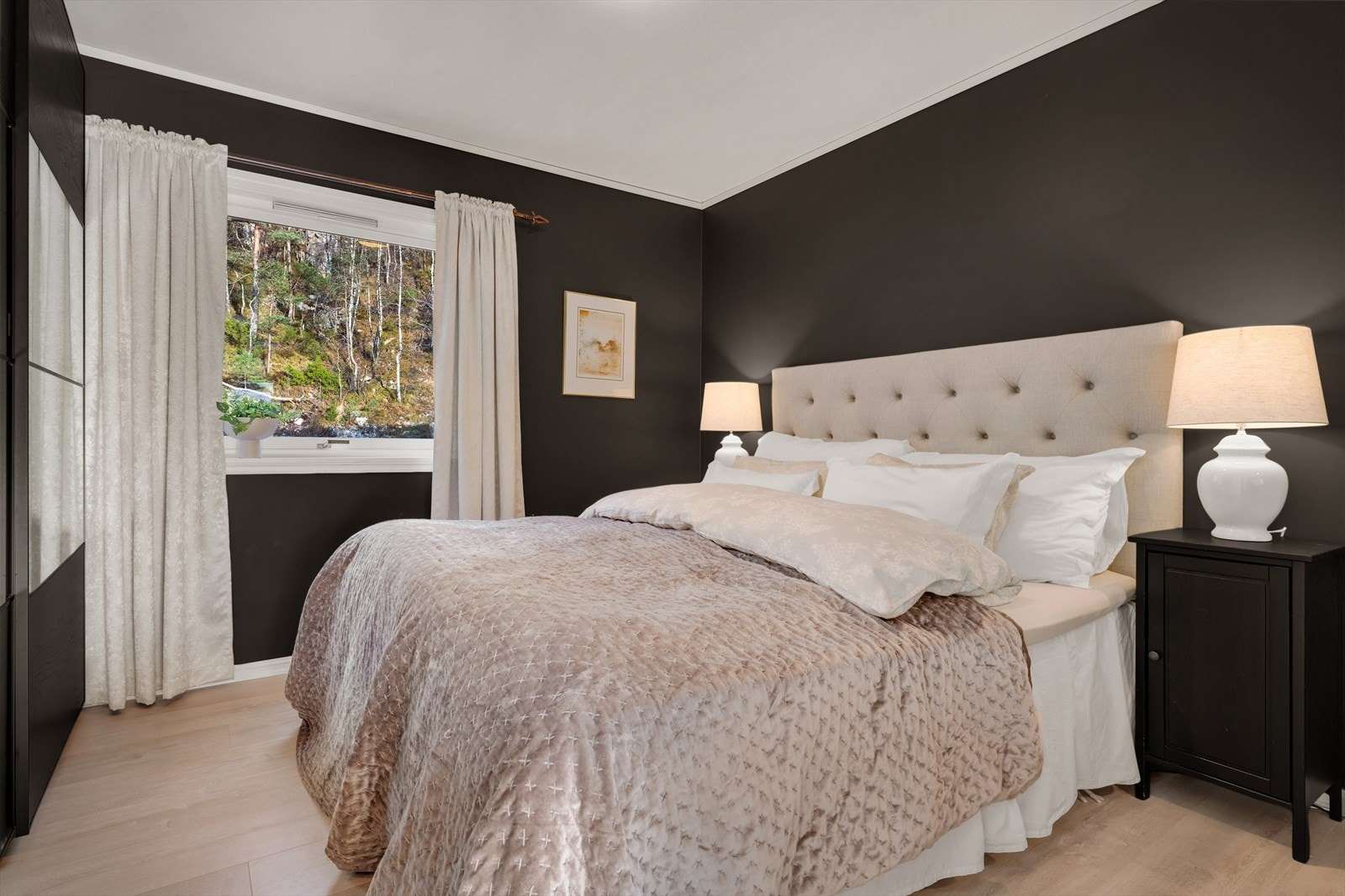 - Leiligheten har totalt tre soverom, hvorav hovedsoverommet måler 12 m² - Galleribilde