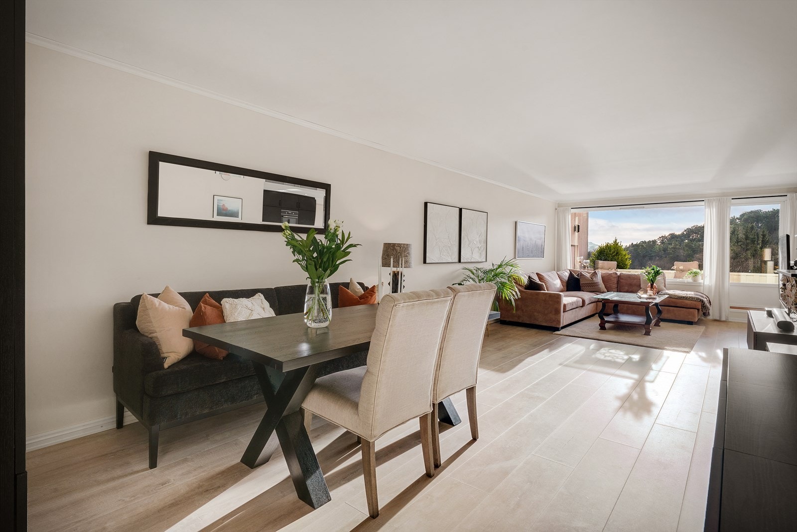 - Innvendig er leiligheten malt i lyse, delikate fargetoner som gjør det enkelt å møblere med egne møbler - Galleribilde