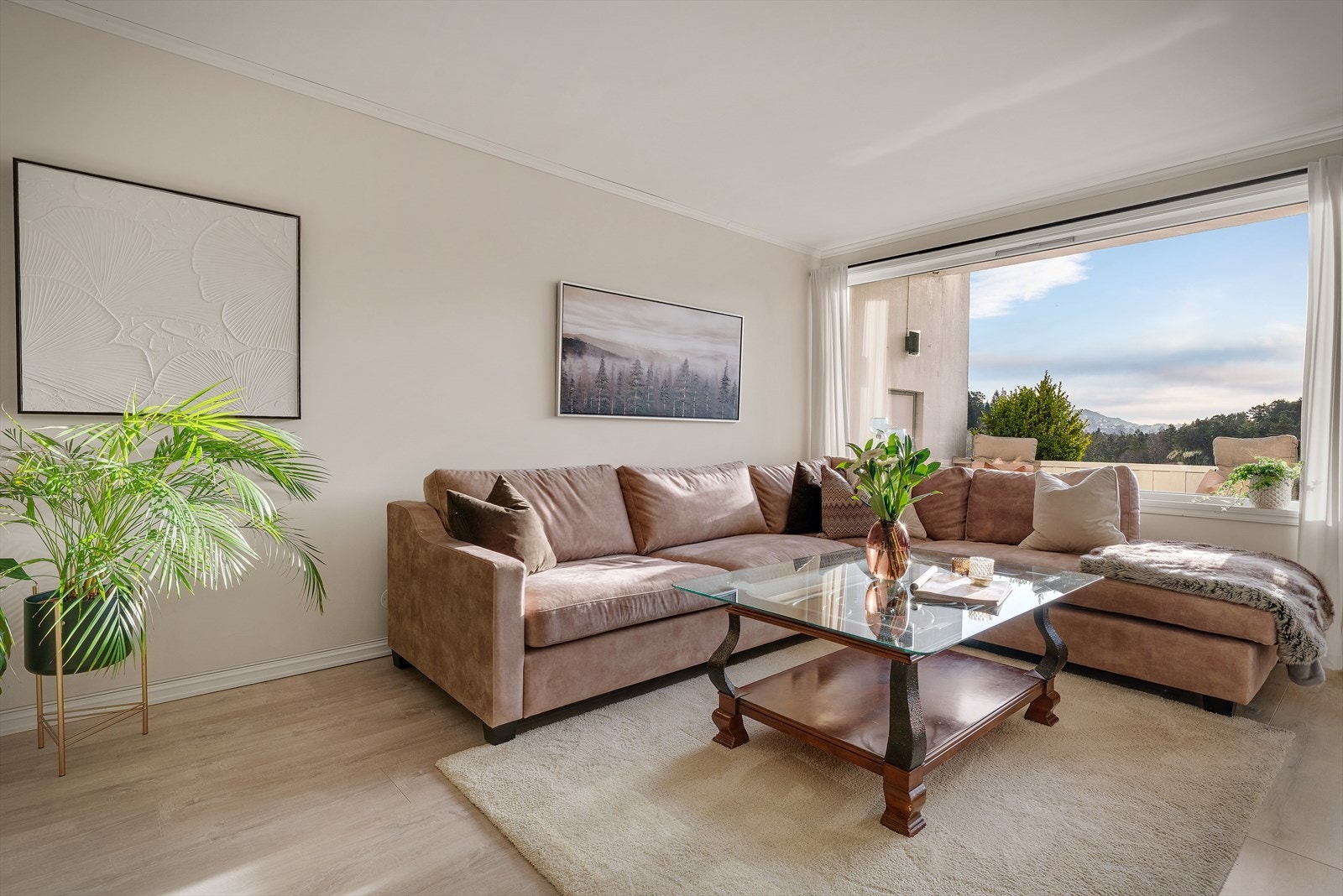 - Stue/kjøkken måles til hele 52,3 m² og kan enkelt innredes i ulike soner - Galleribilde