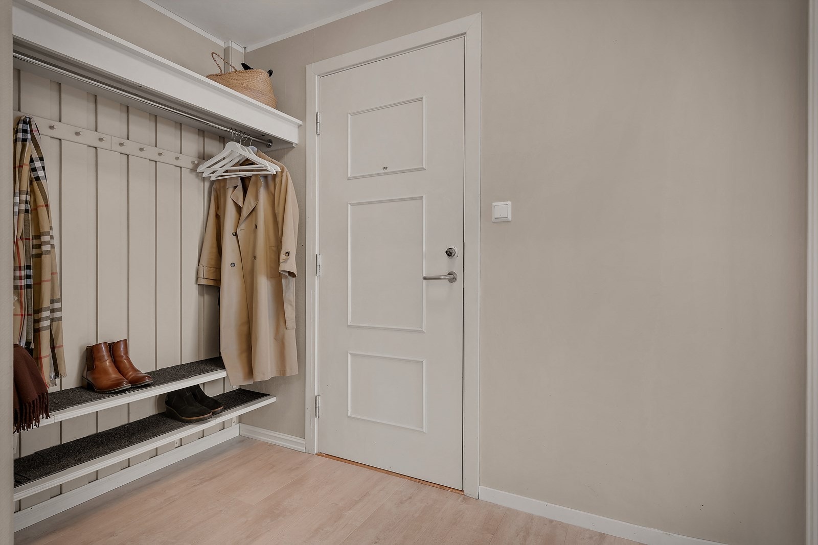 - Bak ytterdøren er det en liten nisje med plassbygget garderobeløsning - Galleribilde