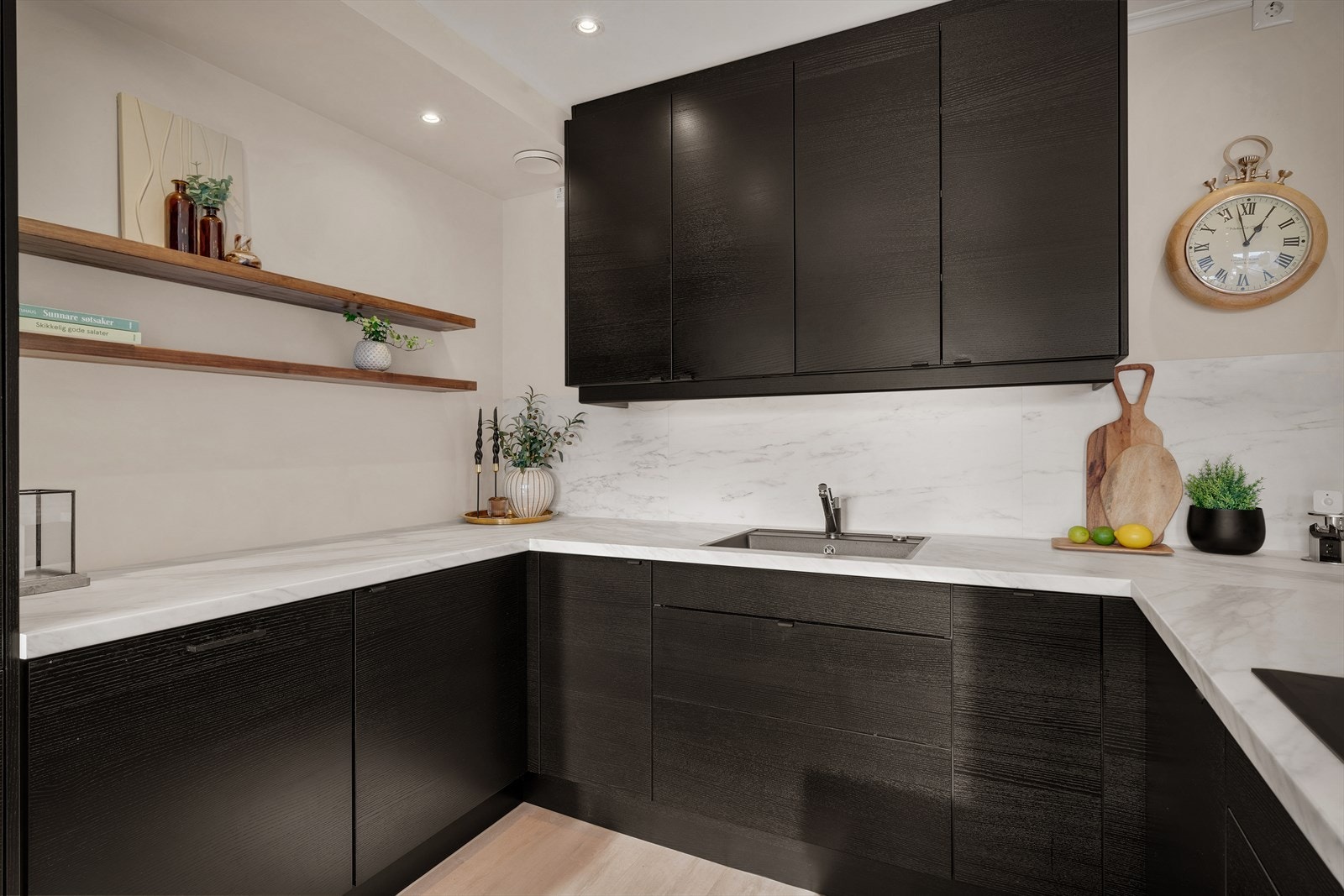 - Kjøkkenet har rikelig med lagringsplass i takhøye overskap og dype skuffer - Galleribilde