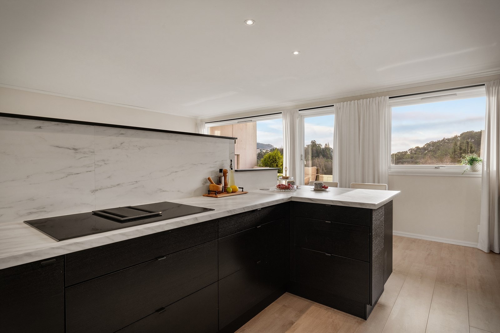 - Skilleveggen sørger for at matlagingskaoset ikke synes fra stuen - Galleribilde