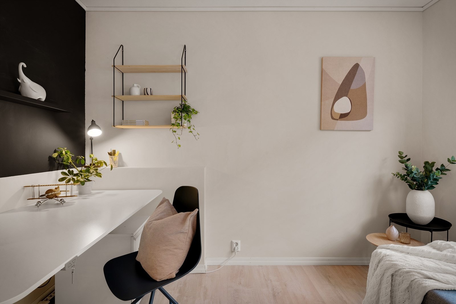 - Her har man god plass til både seng og skrivebord om ønskelig - ypperlig om man trenger å jobbe hjemmefra - Galleribilde