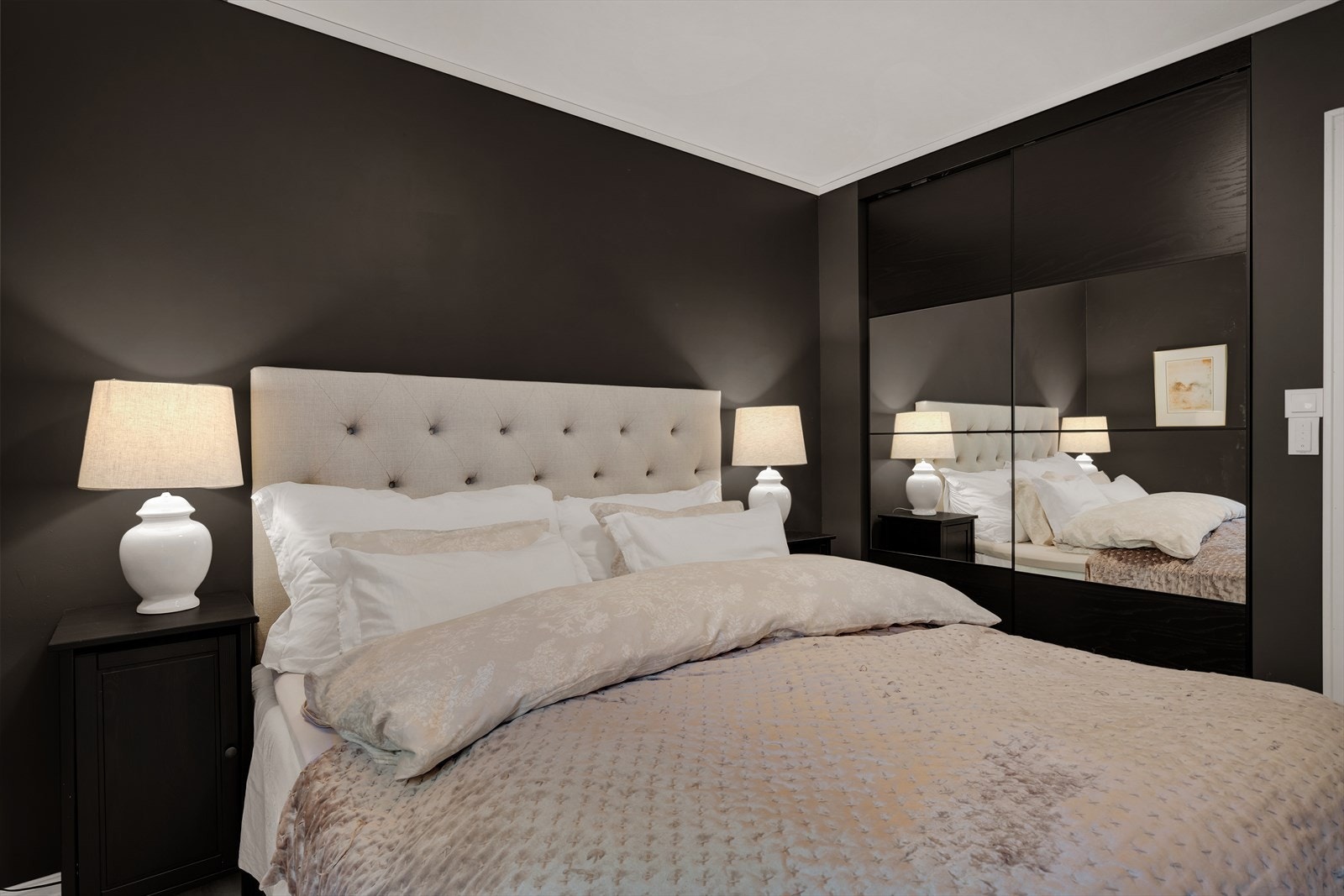 - Med to plassbygde garderober har man svært god lagringsplass i dette rommet - Galleribilde