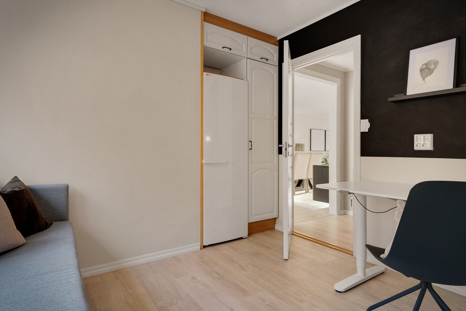 - Bak døren er det en plassbygget garderobeløsning som gir godt med oppbevaring - Galleribilde