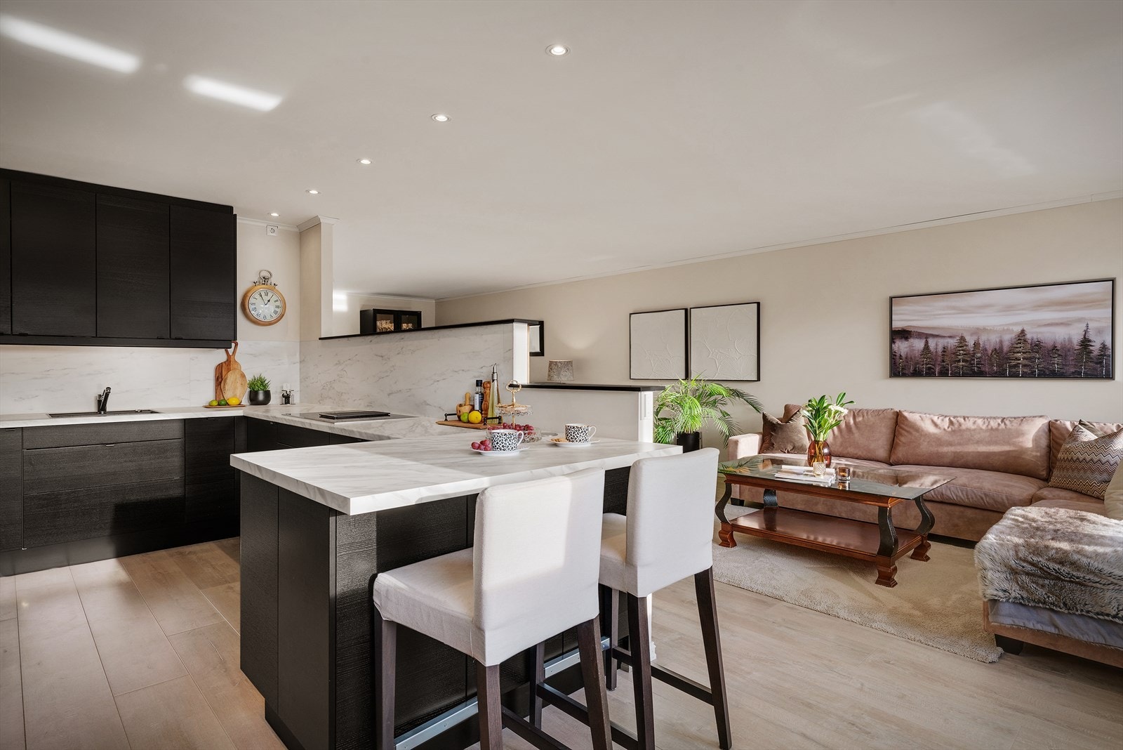 - På enden har man plass til to stoler - svært praktisk når man hjelper barna med lekser samtidig som middagen tilberedes - Galleribilde